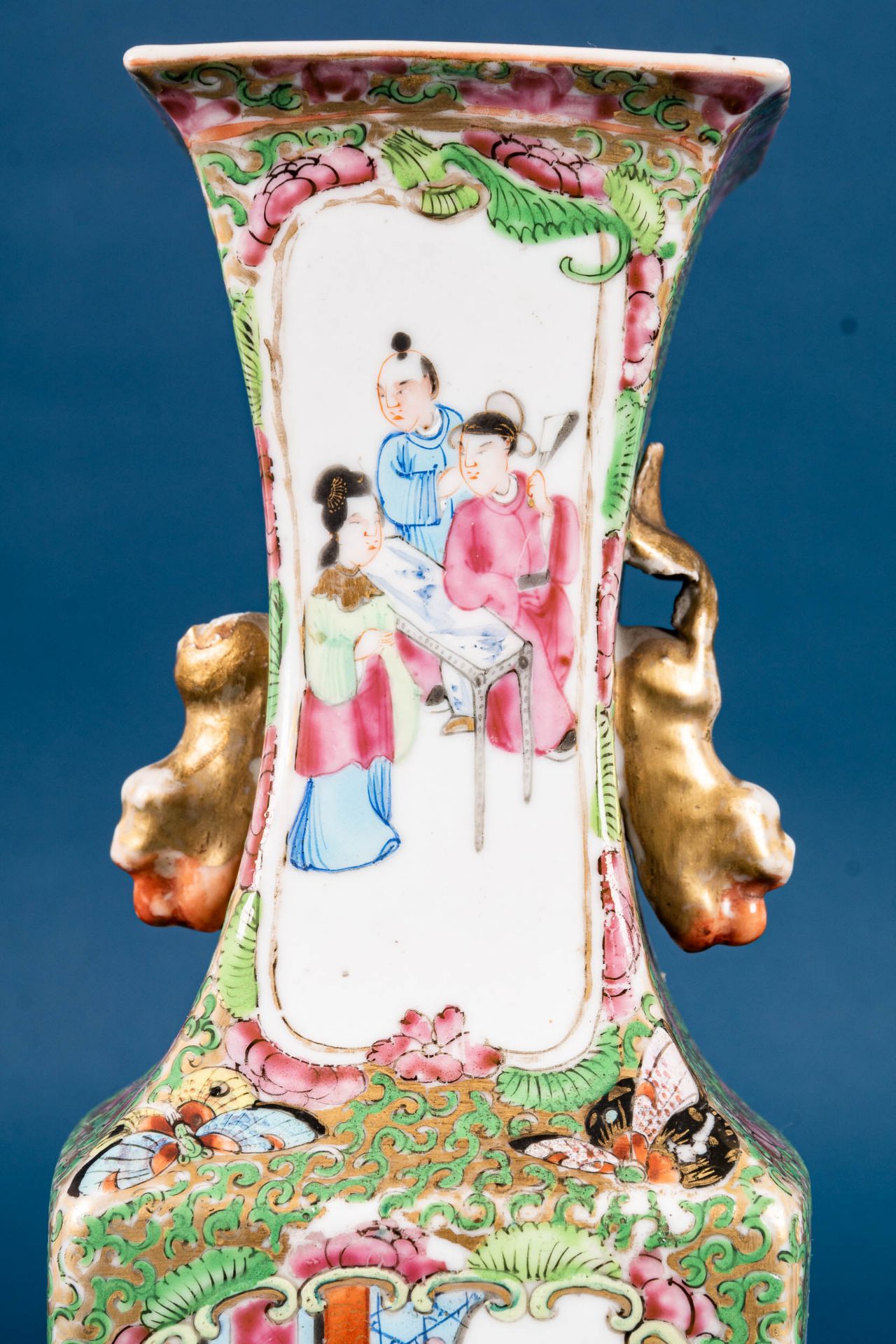 Antike chinesische Tischvase, ungemarktes Weißporzellan mit detailreichen flora - Image 13 of 19