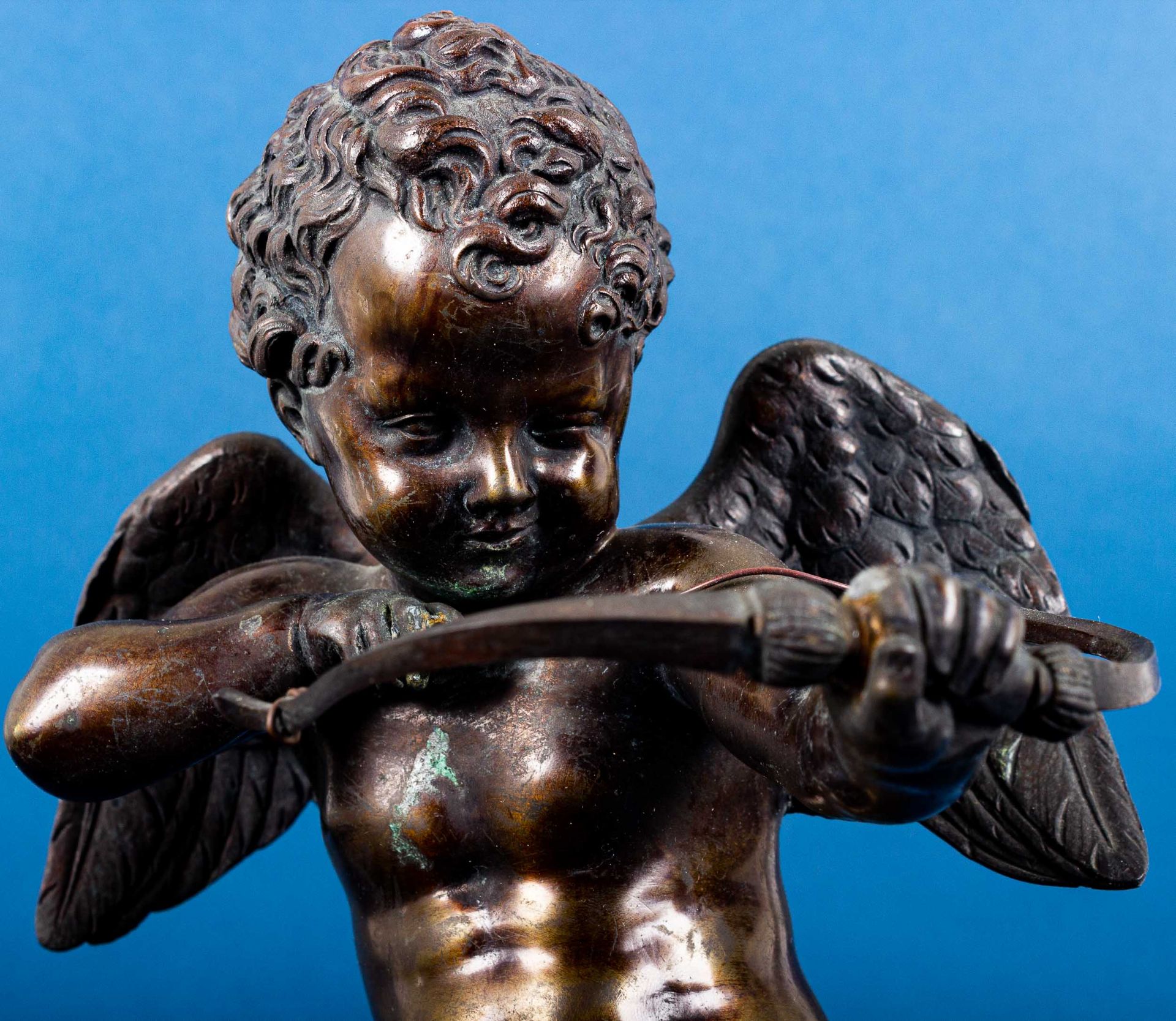 Kniender Amor ( Bronze) mit Pfeil und Bogen. Unsignierte Darstellung des den Pf - Image 9 of 13
