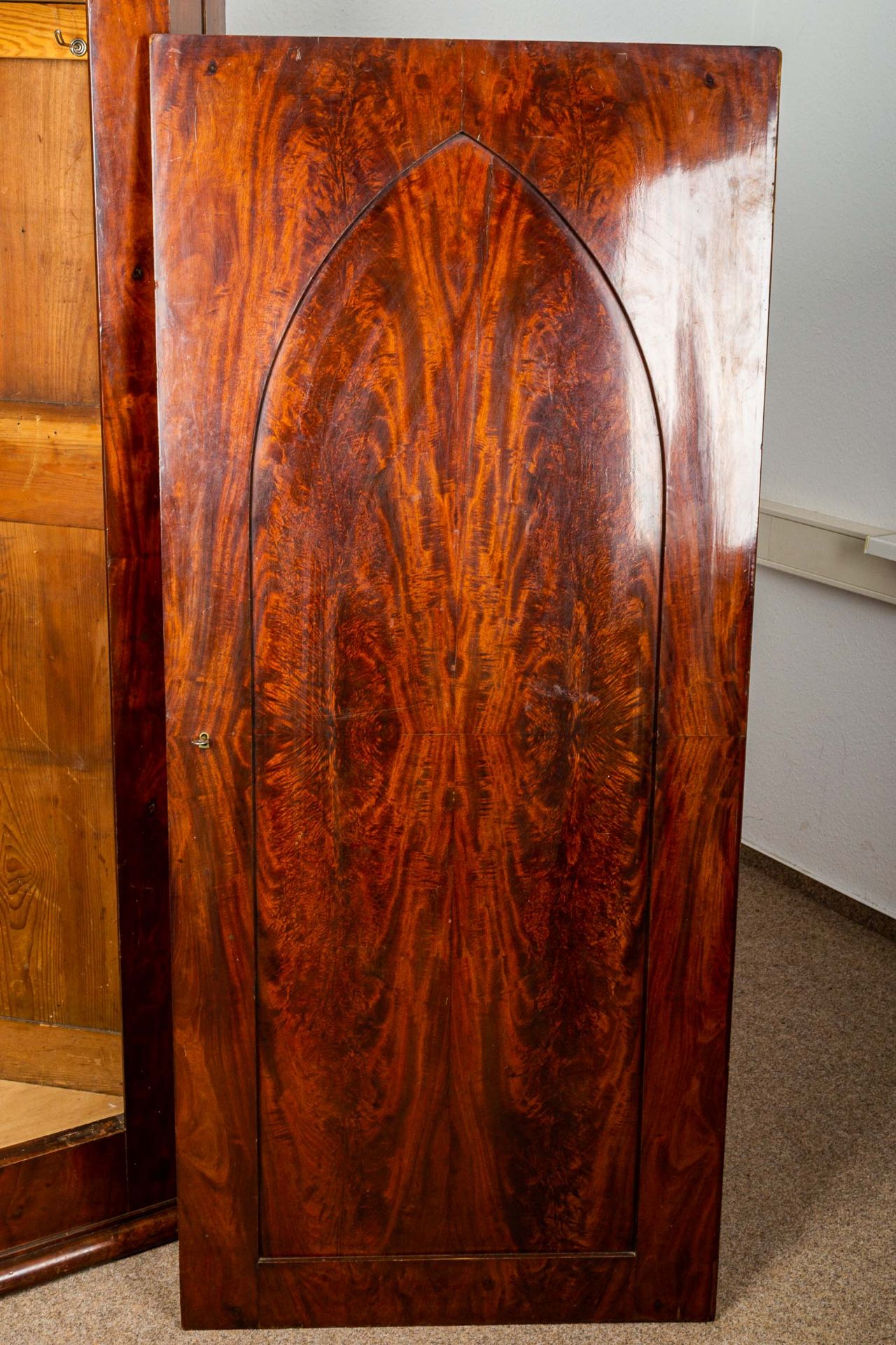 Antiker eintüriger Eckschrank, Biedermeier dt. um 1820/ 30; ausgesuchtes Mahago - Image 11 of 14