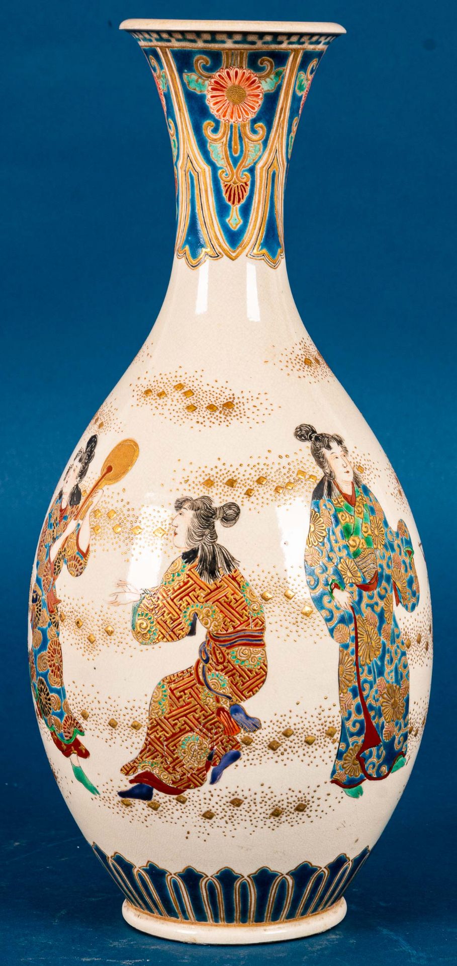 Hohe kegelförmige Vase, japan. Feinsteinzeug, heller Scherben mit "tanzenden Fr - Image 7 of 20