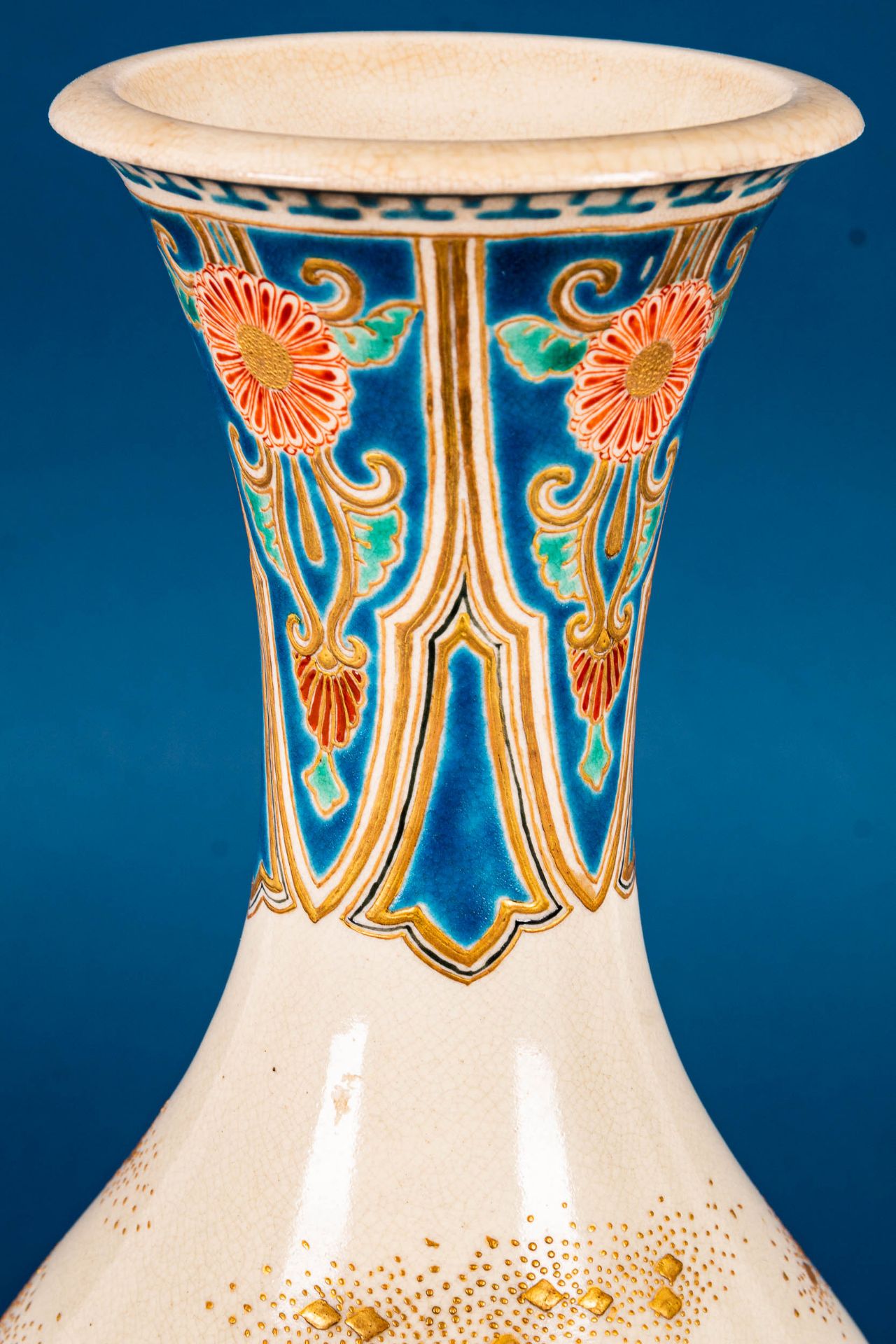 Hohe kegelförmige Vase, japan. Feinsteinzeug, heller Scherben mit "tanzenden Fr - Image 3 of 20