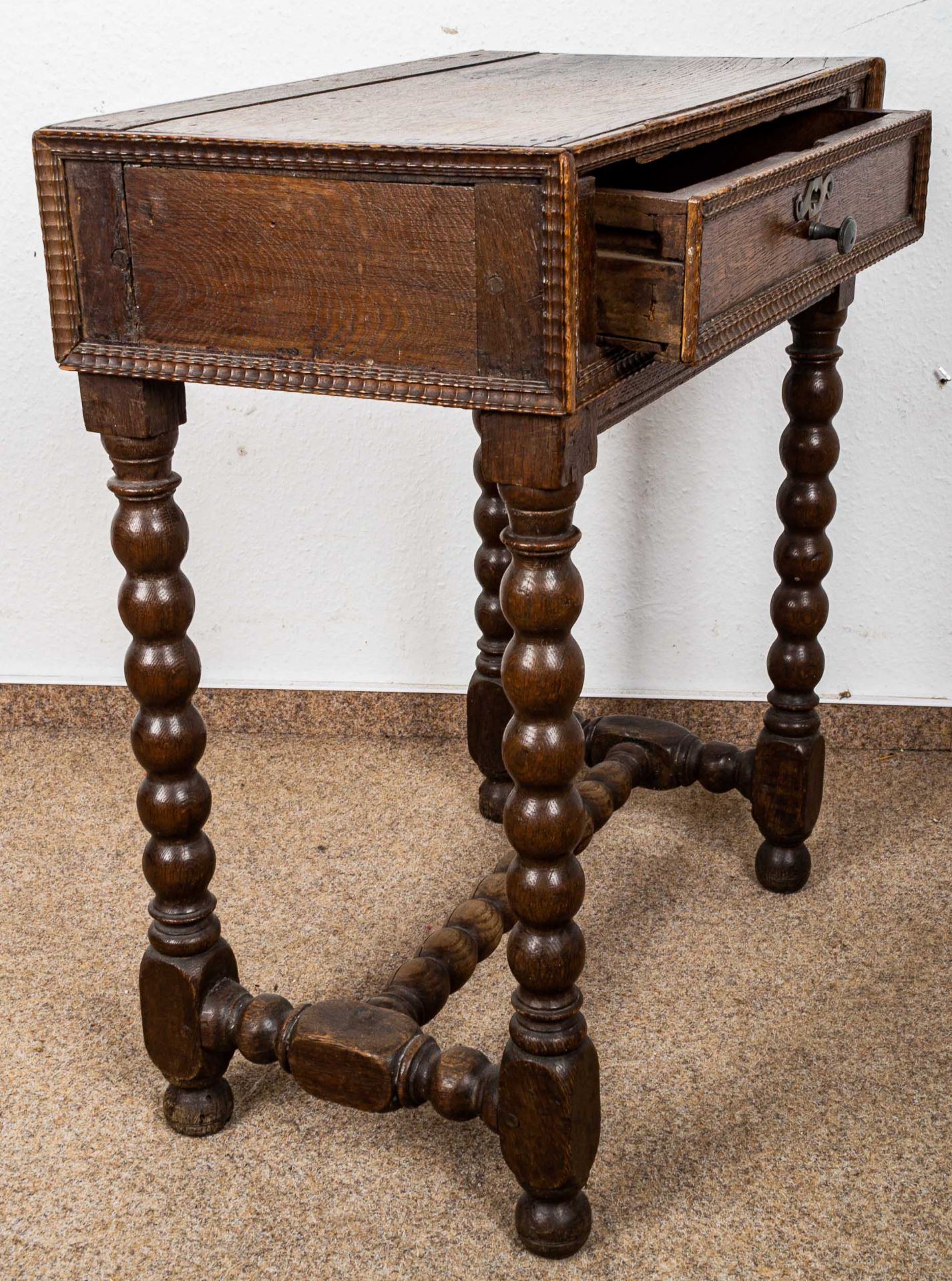 Niedriger rustikaler Tisch mit Schublade auf gedrechseltem Stand; Eiche massiv, - Image 10 of 14