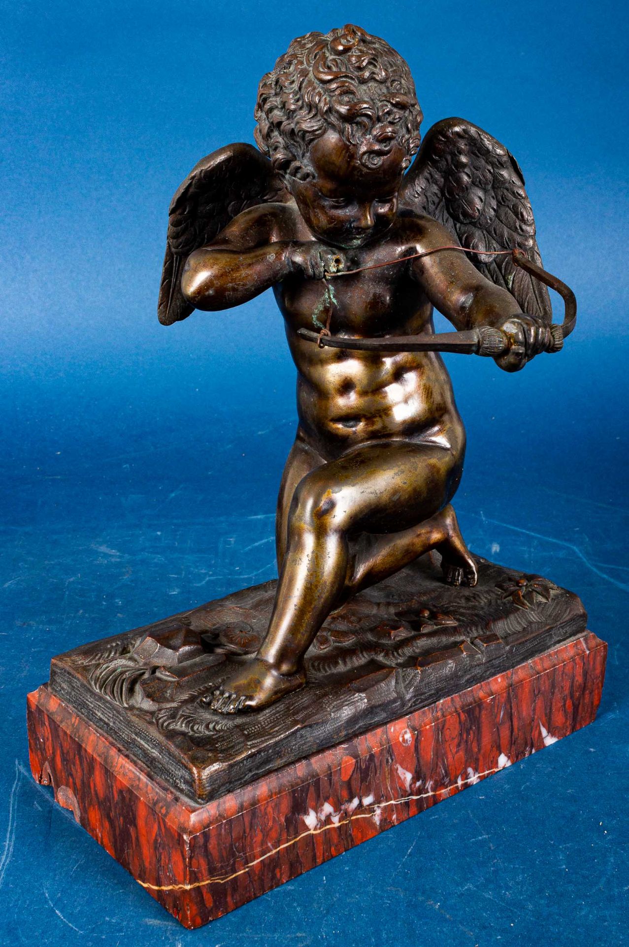 Kniender Amor ( Bronze) mit Pfeil und Bogen. Unsignierte Darstellung des den Pf - Image 5 of 13