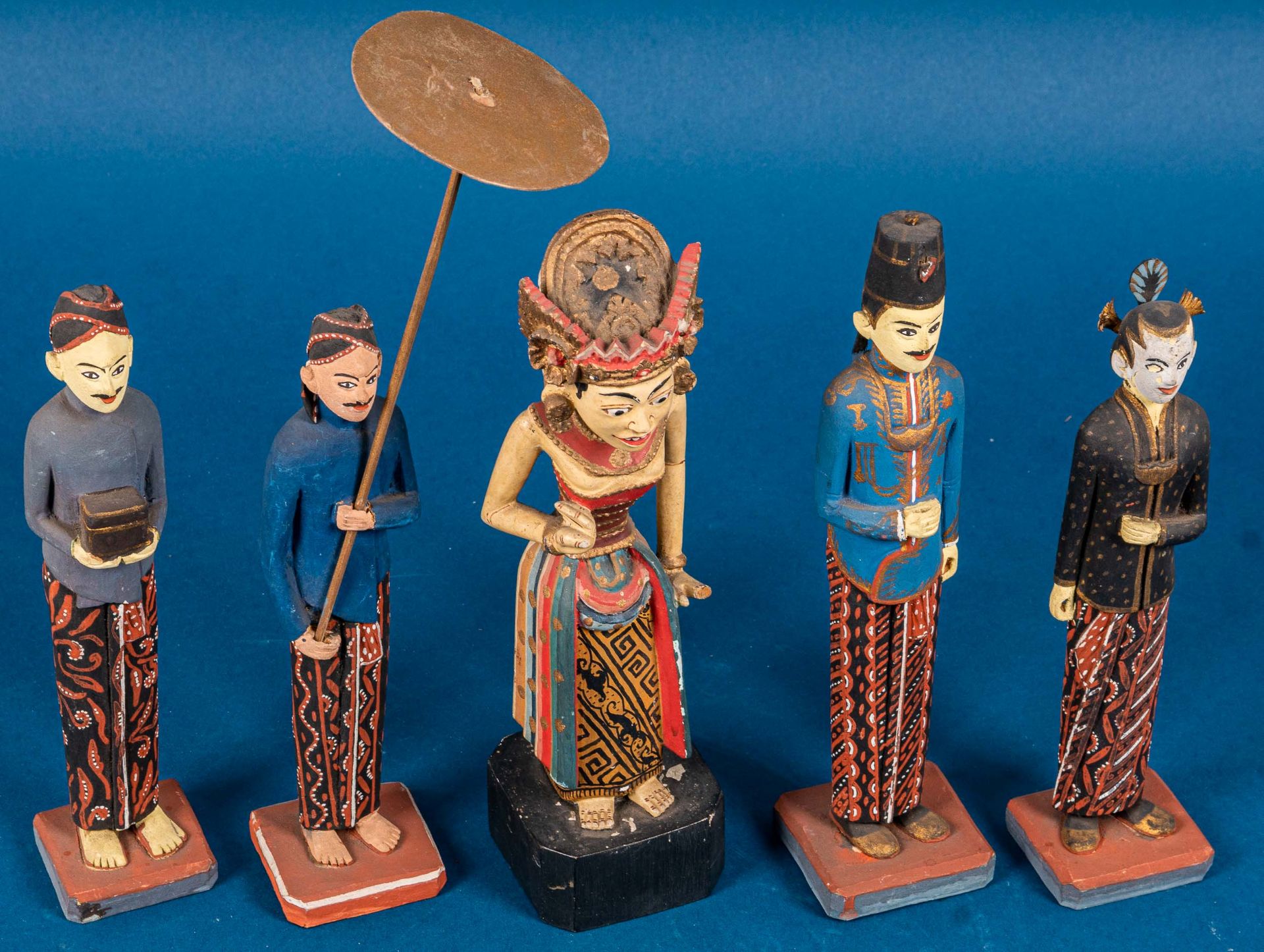5tlg. Sammlung älterer oder antiker indonesischer Holzschnitzfiguren mit handge - Image 3 of 17