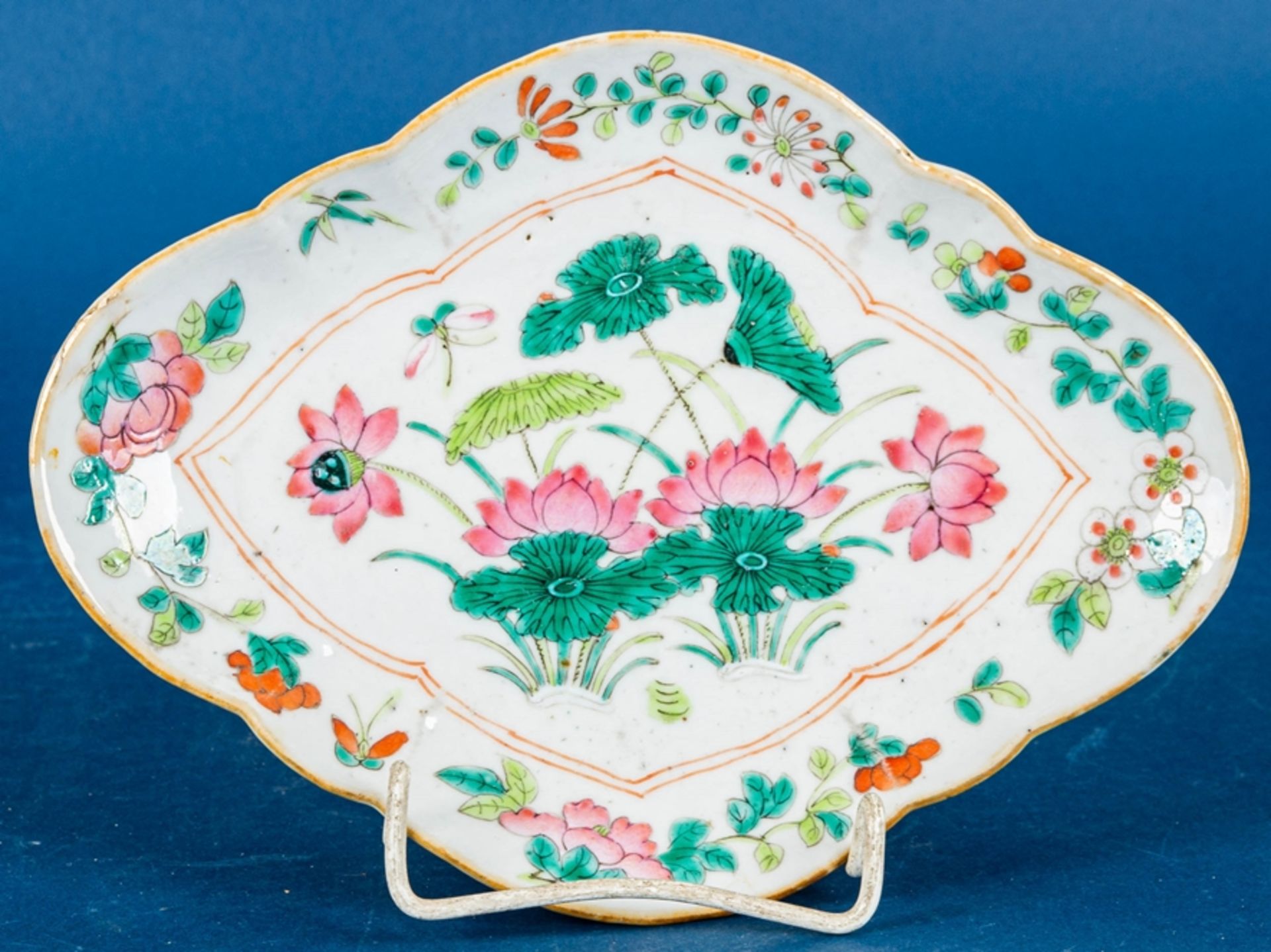 Ovale Fußschale, China 19. Jhdt, Qing - Dynastie; Weißporzellan mit polychromer - Image 10 of 11