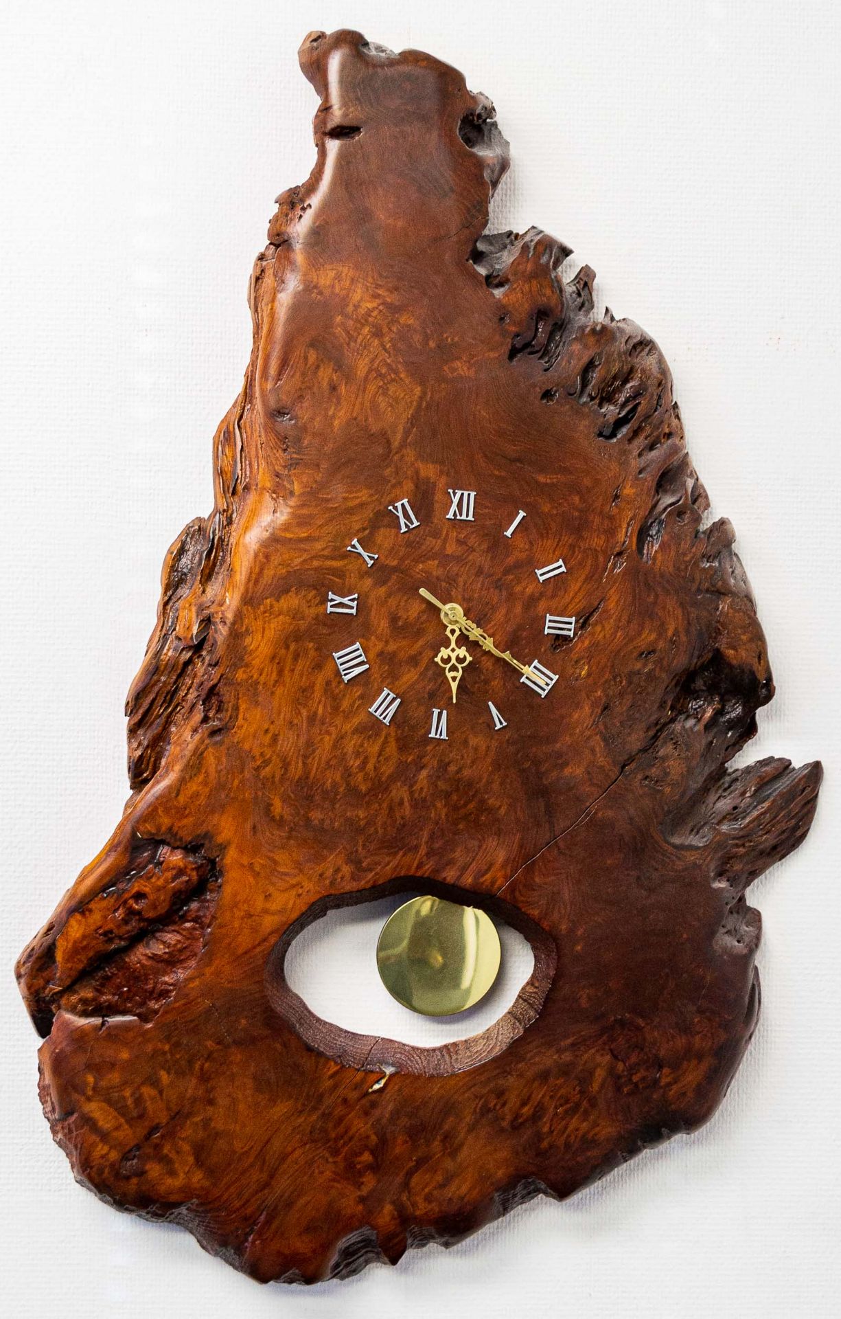 Außergewöhnliche Redwood Wanduhr; ca. 88 x 54 cm großes Wurzelholzbaumscheiben