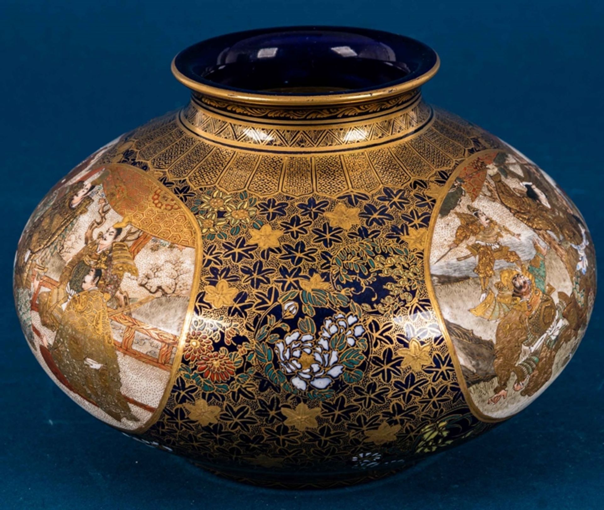 Antike Kinkozan - Irdenware um 1900; heller Scherben, kobaldblauer Fond, aufwän - Image 3 of 26