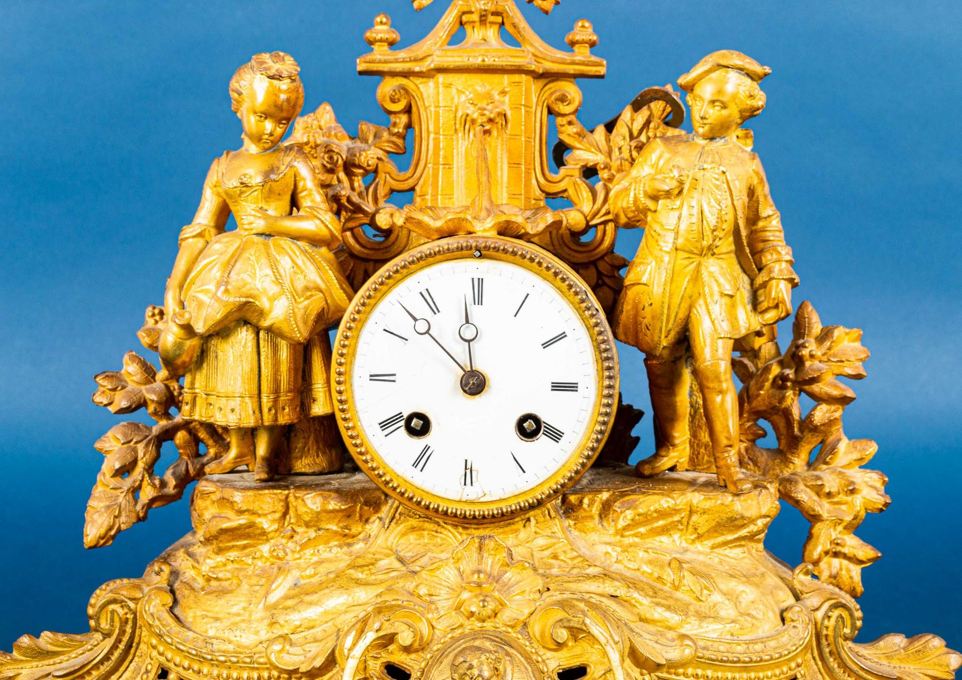 Antike Kaminuhr, vergoldetes Metallgussgehäuse mit figürlicher Bekrönung; ungep - Image 2 of 11