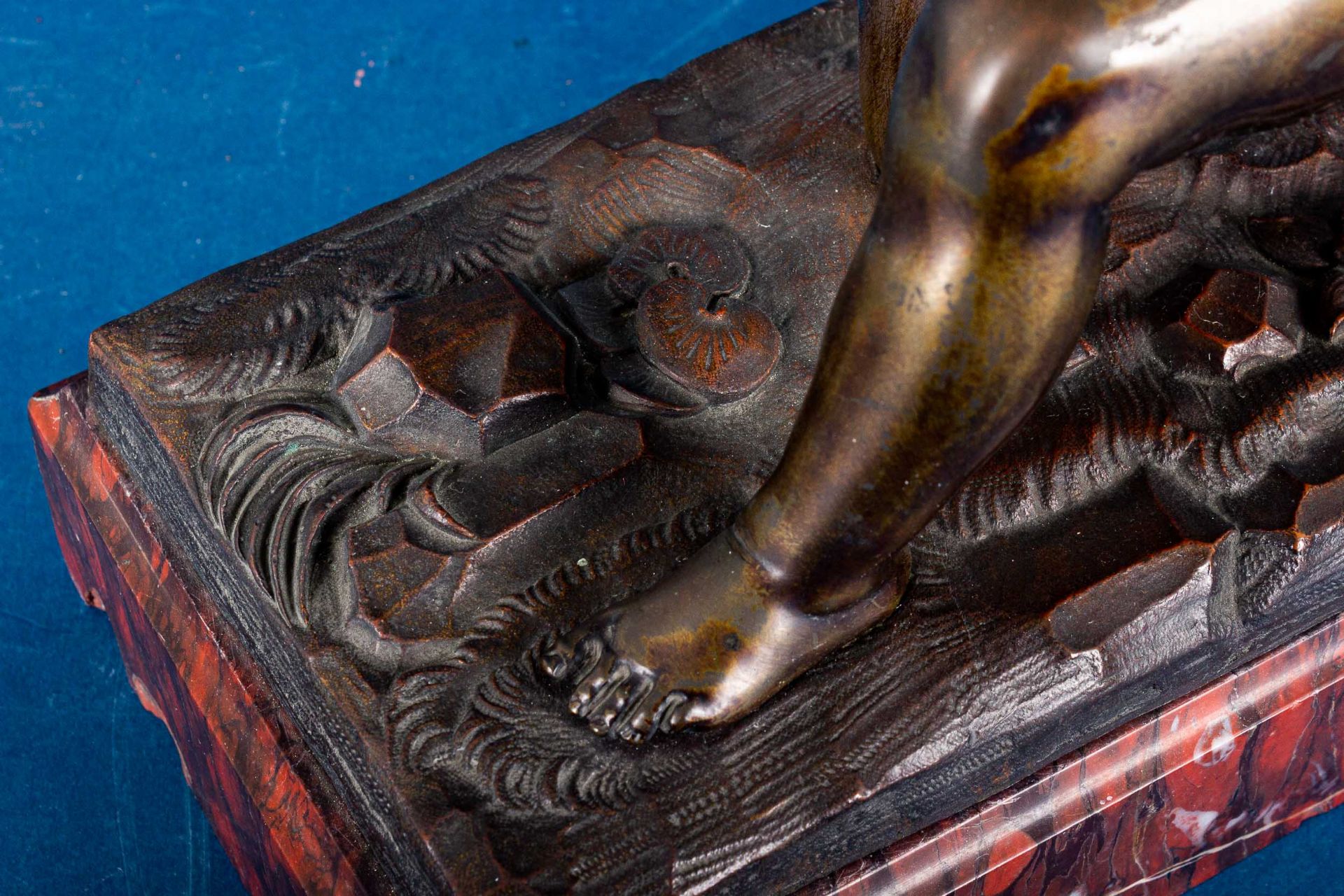 Kniender Amor ( Bronze) mit Pfeil und Bogen. Unsignierte Darstellung des den Pf - Image 6 of 13