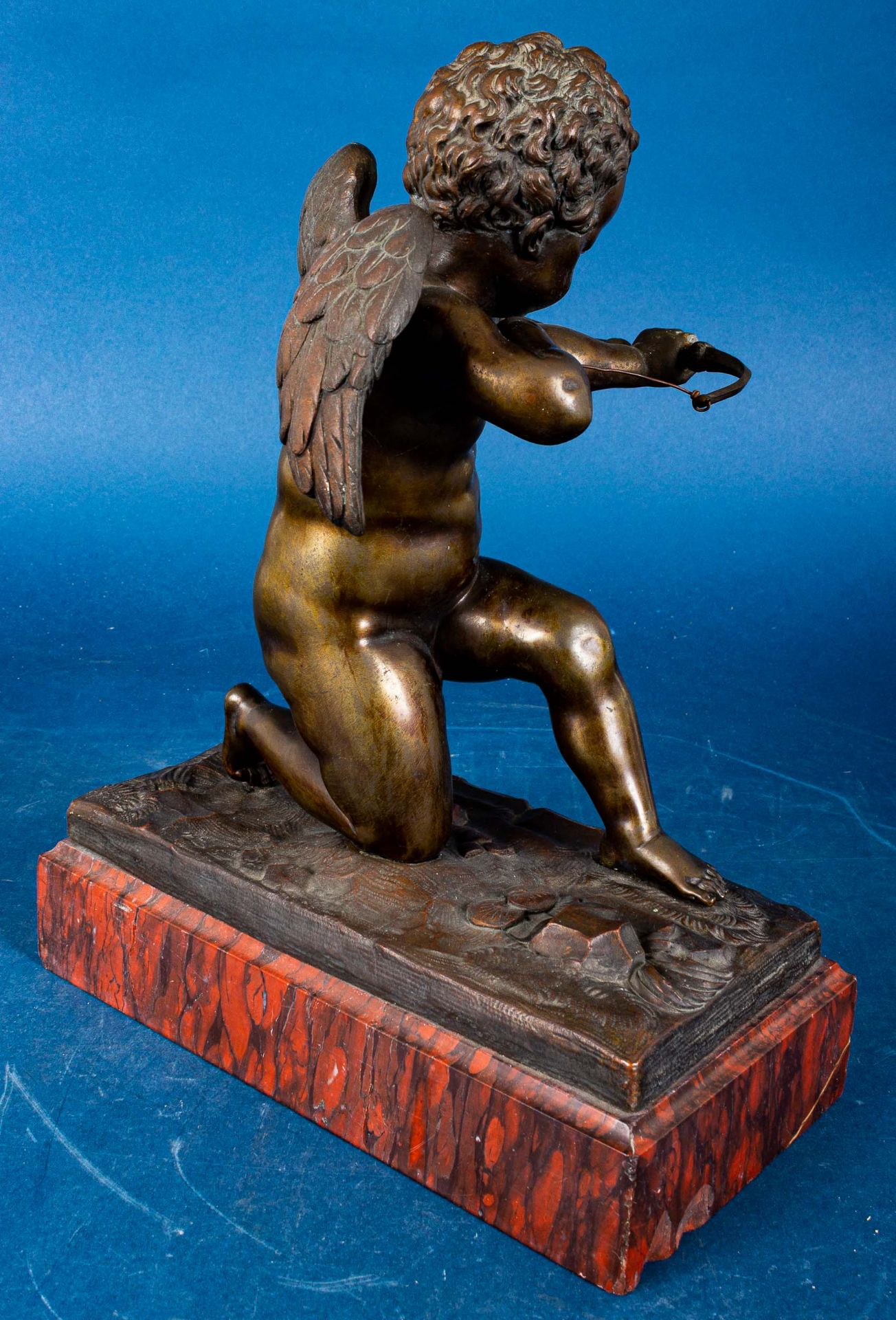 Kniender Amor ( Bronze) mit Pfeil und Bogen. Unsignierte Darstellung des den Pf - Image 4 of 13