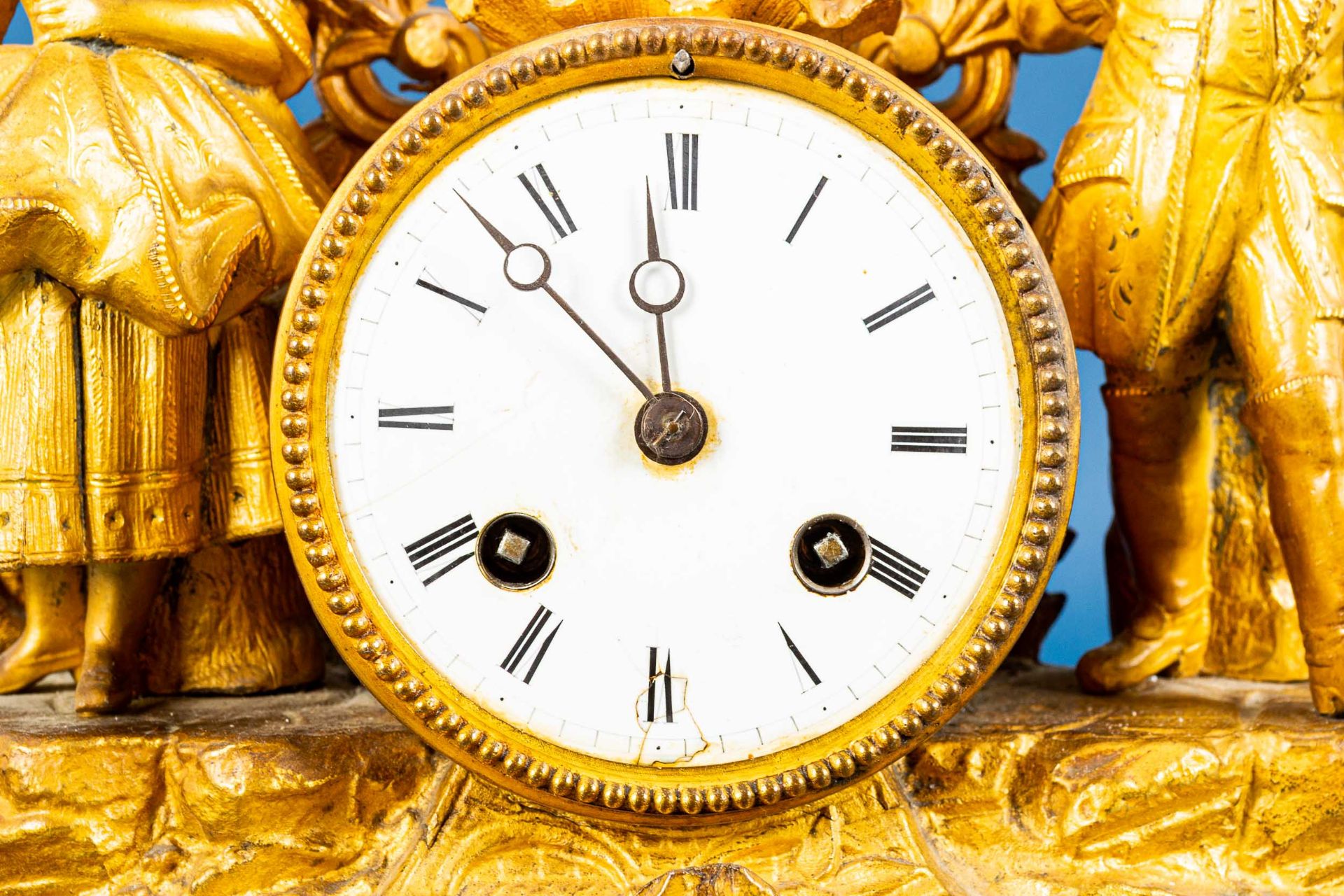 Antike Kaminuhr, vergoldetes Metallgussgehäuse mit figürlicher Bekrönung; ungep - Image 10 of 11