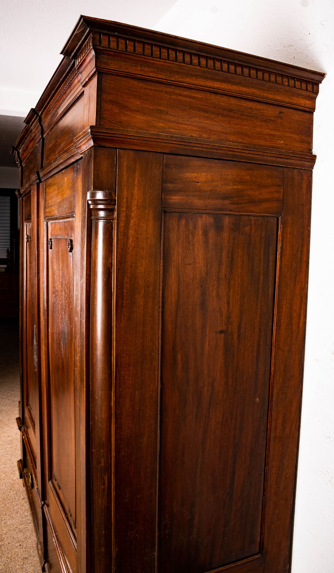 Klassischer Dielenschrank. Spätklassizistischer Kleiderschrank um 1800/ 20 ( no - Image 30 of 37