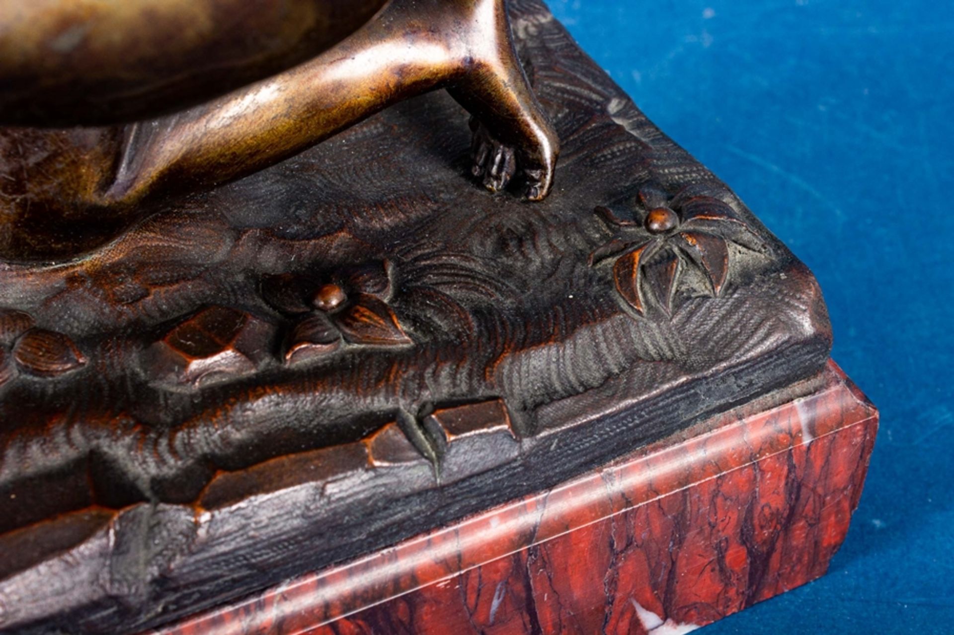 Kniender Amor ( Bronze) mit Pfeil und Bogen. Unsignierte Darstellung des den Pf - Image 7 of 13