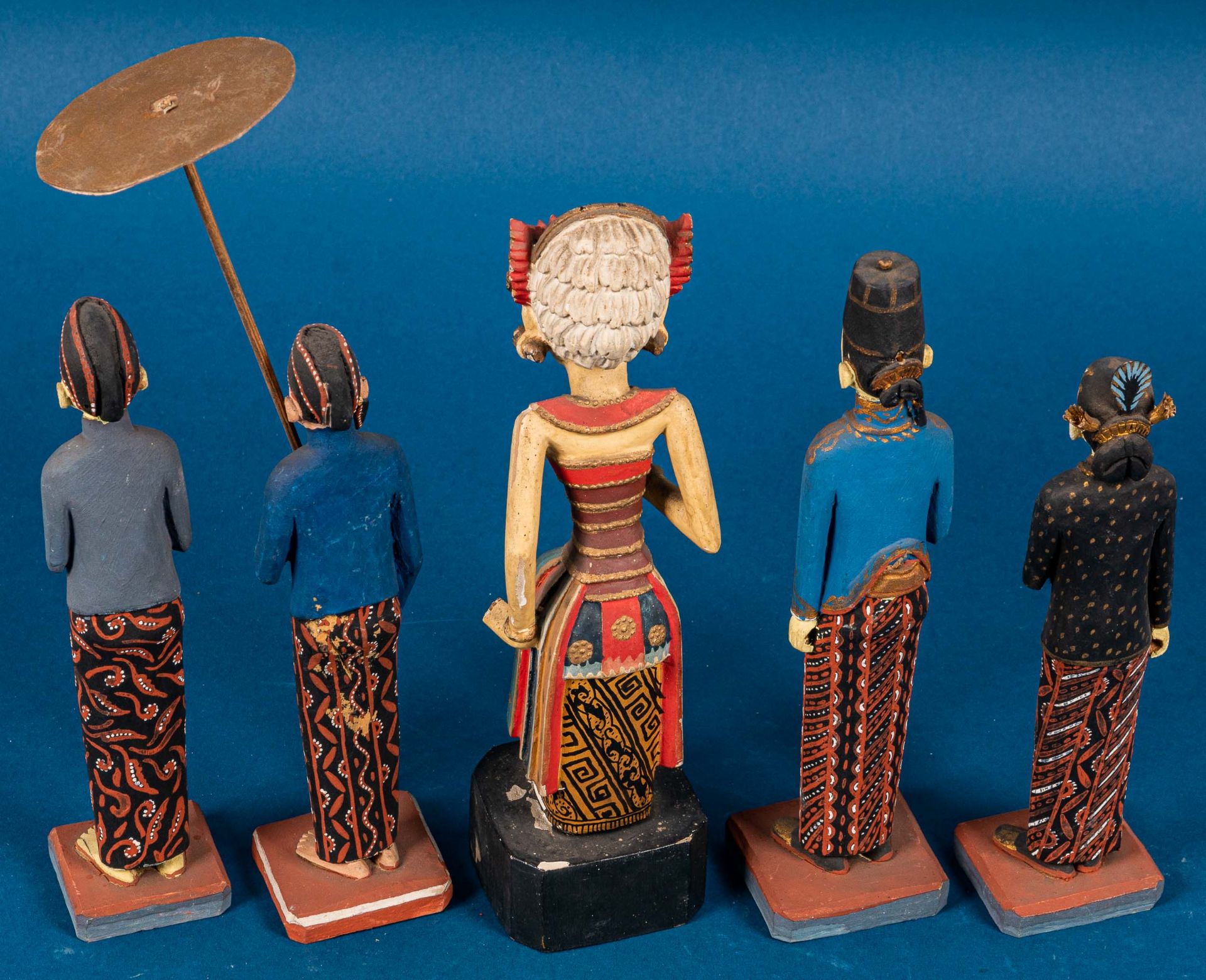 5tlg. Sammlung älterer oder antiker indonesischer Holzschnitzfiguren mit handge - Image 16 of 17