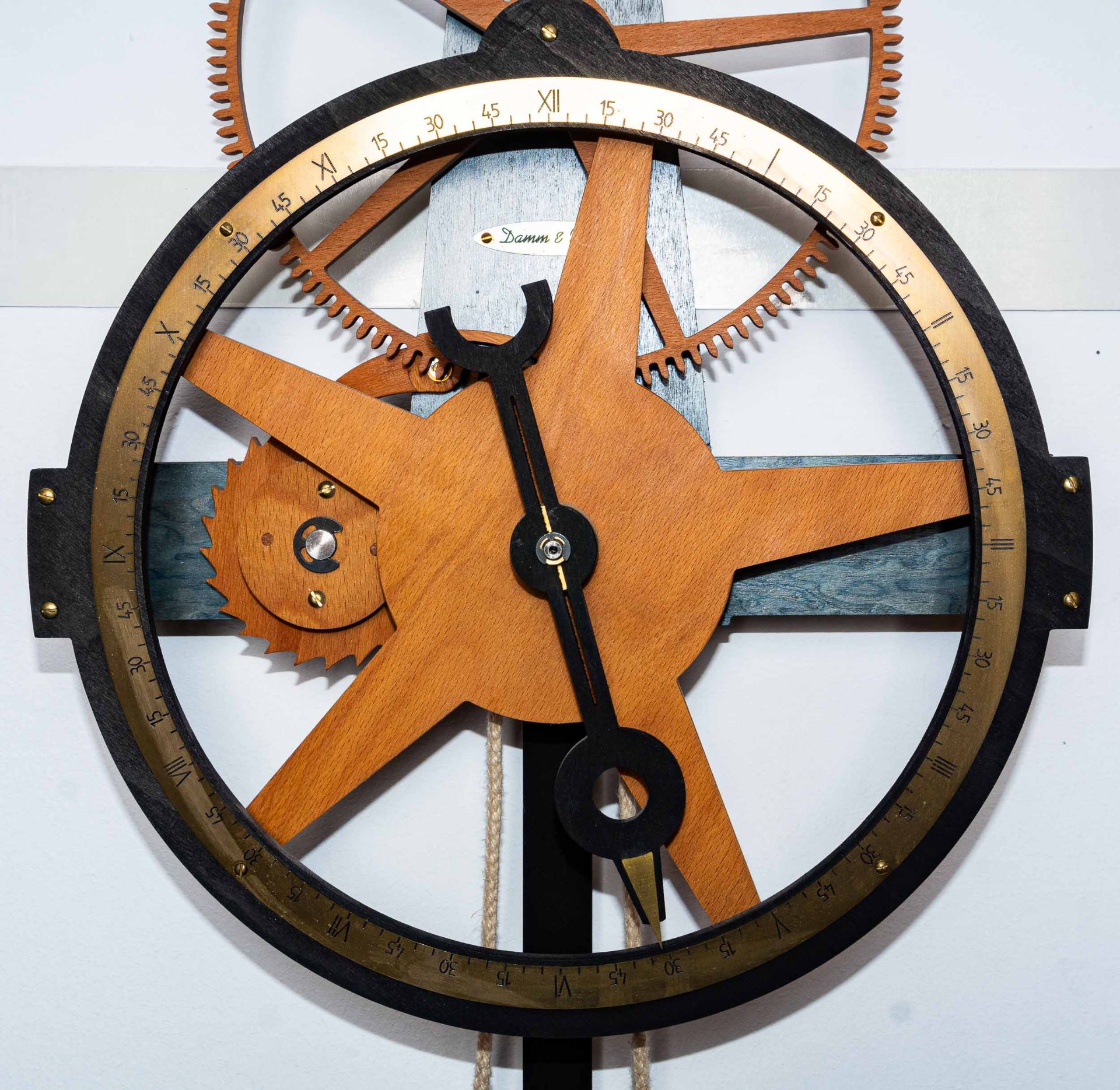 Hölzerne Wanduhr, 2 gewichtiges hölzernes Uhrwerk der Marke "Damm & Wolff", rüc - Bild 10 aus 12