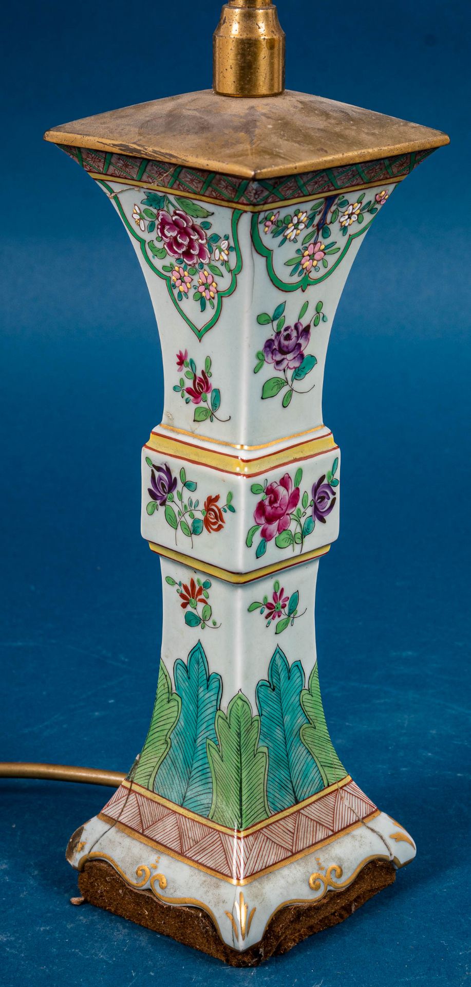 Antike Tischlampe, der vasenähnliche Fuß aus polychrom staffiertem, in Emaillef - Image 2 of 9