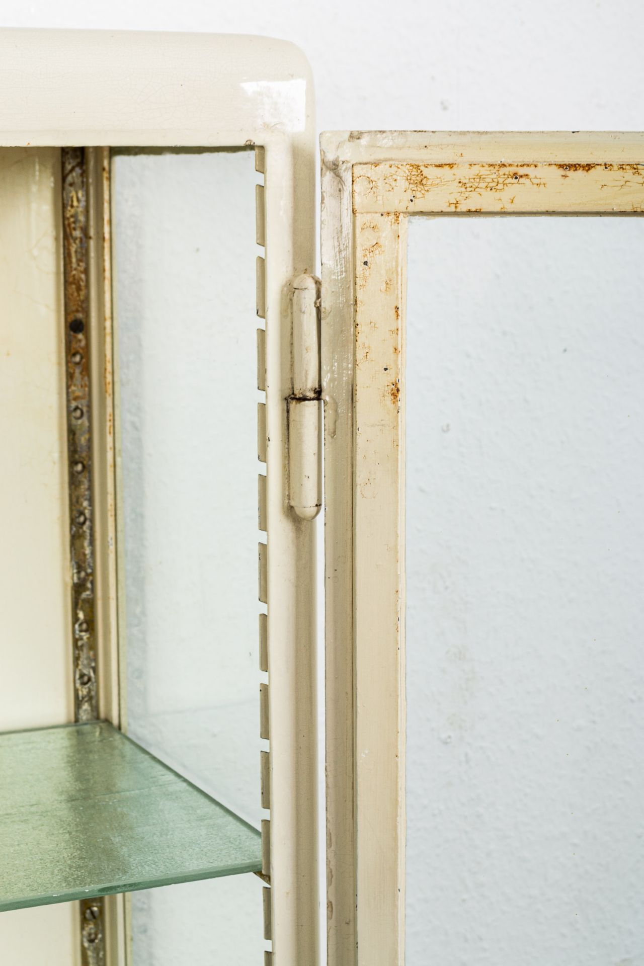 Alter Arztschrank, weißlackierter eintüriger Metallschrank mit aufklappbarem Fa - Image 9 of 11