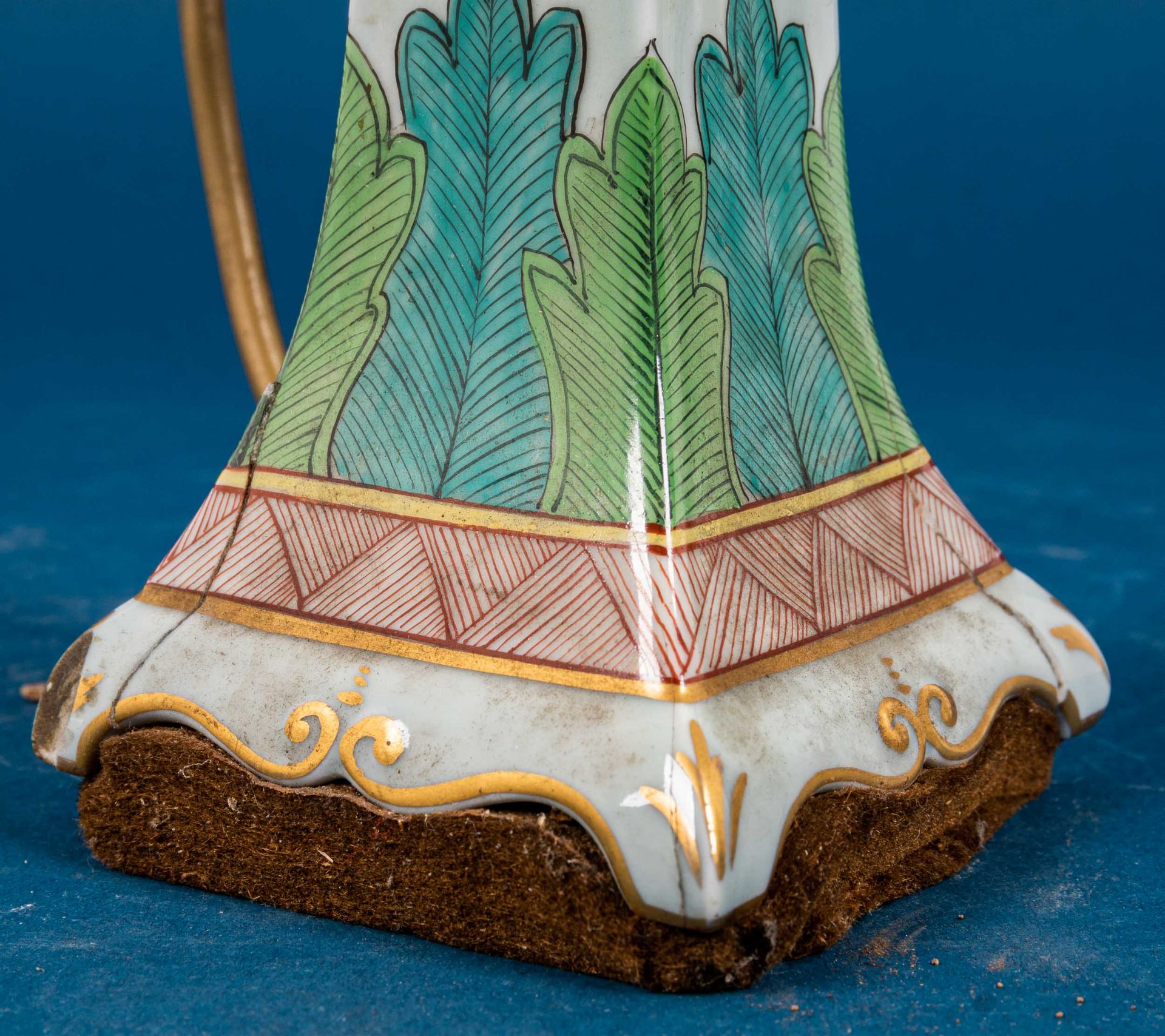 Antike Tischlampe, der vasenähnliche Fuß aus polychrom staffiertem, in Emaillef - Image 9 of 9