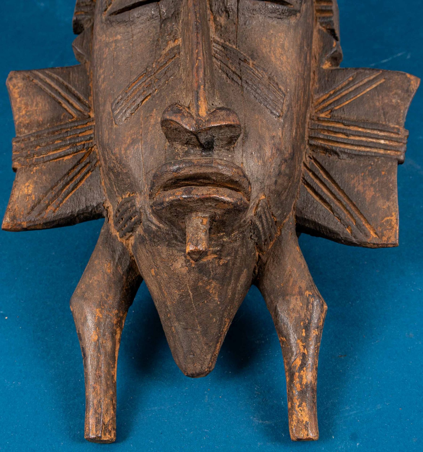 Alte oder antike afrikanische Maske, holzgeschnitzt. Ca. 38,5 cm Höhe; guter, u - Image 4 of 11