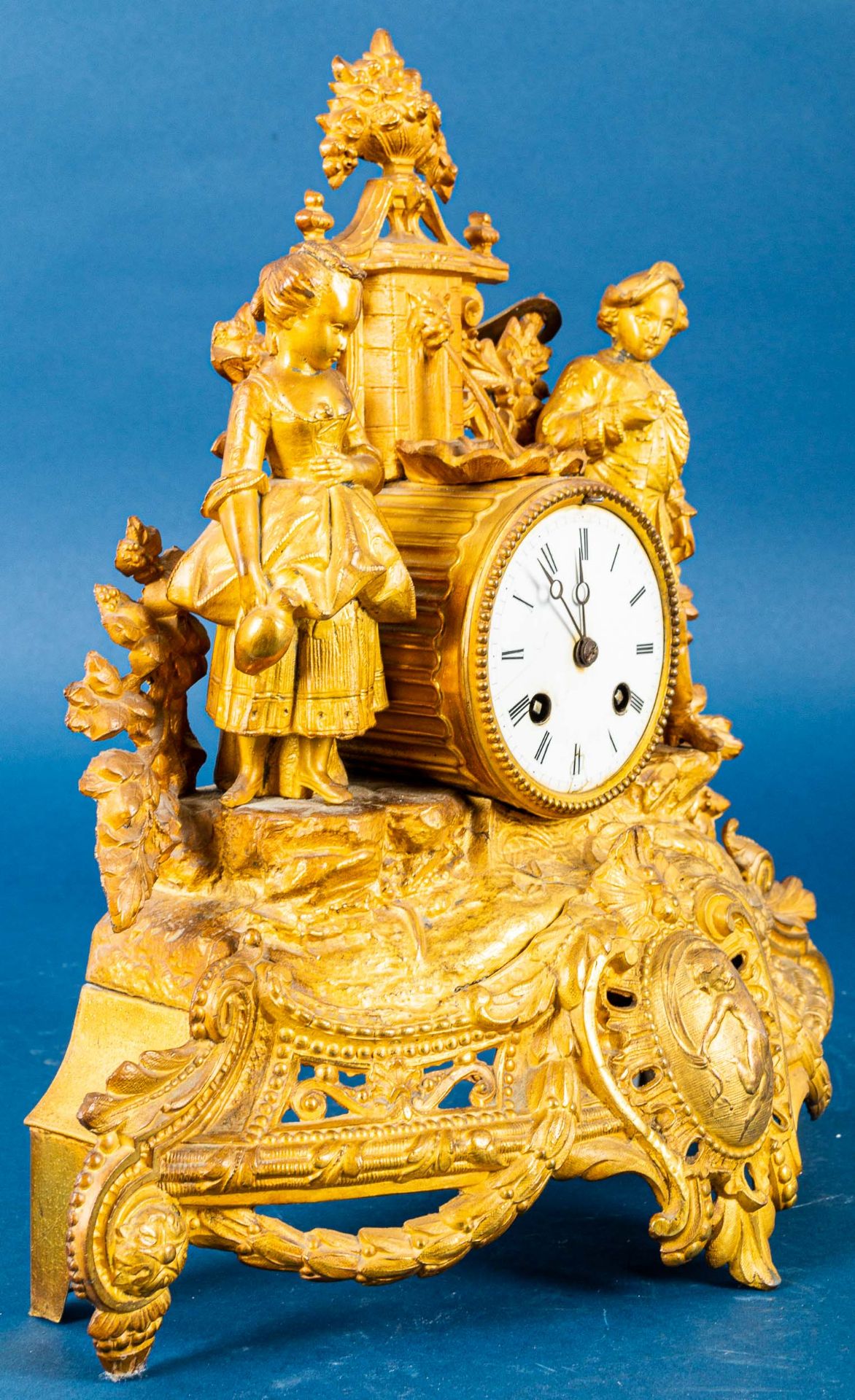 Antike Kaminuhr, vergoldetes Metallgussgehäuse mit figürlicher Bekrönung; ungep - Image 5 of 11