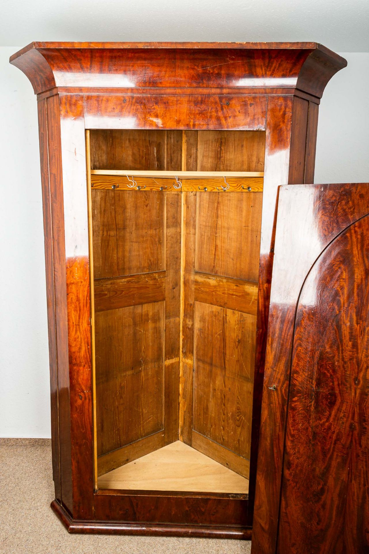 Antiker eintüriger Eckschrank, Biedermeier dt. um 1820/ 30; ausgesuchtes Mahago - Image 12 of 14