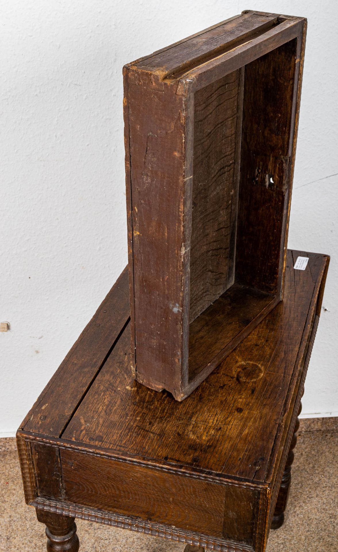 Niedriger rustikaler Tisch mit Schublade auf gedrechseltem Stand; Eiche massiv, - Image 12 of 14