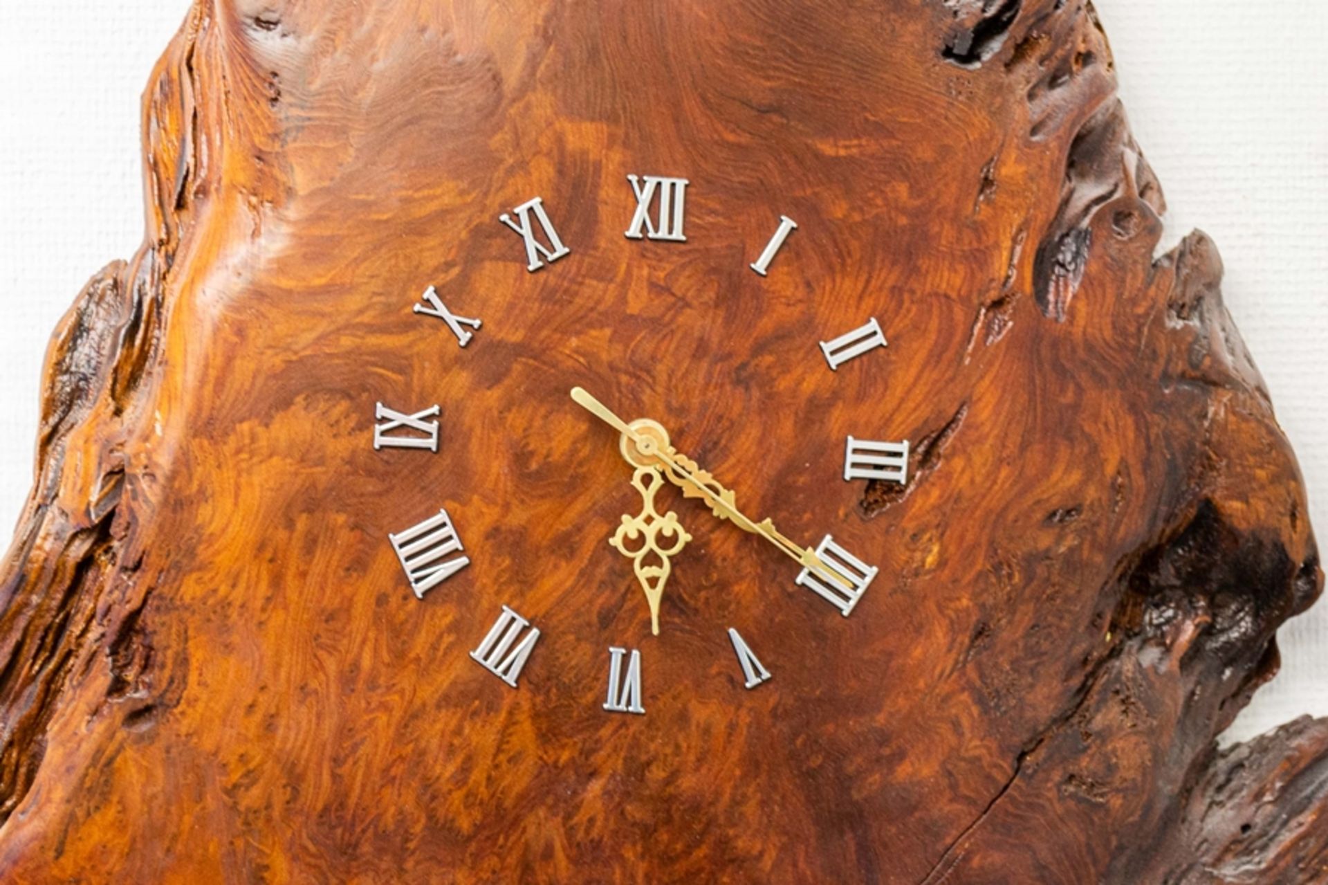 Außergewöhnliche Redwood Wanduhr; ca. 88 x 54 cm großes Wurzelholzbaumscheiben - Image 6 of 6