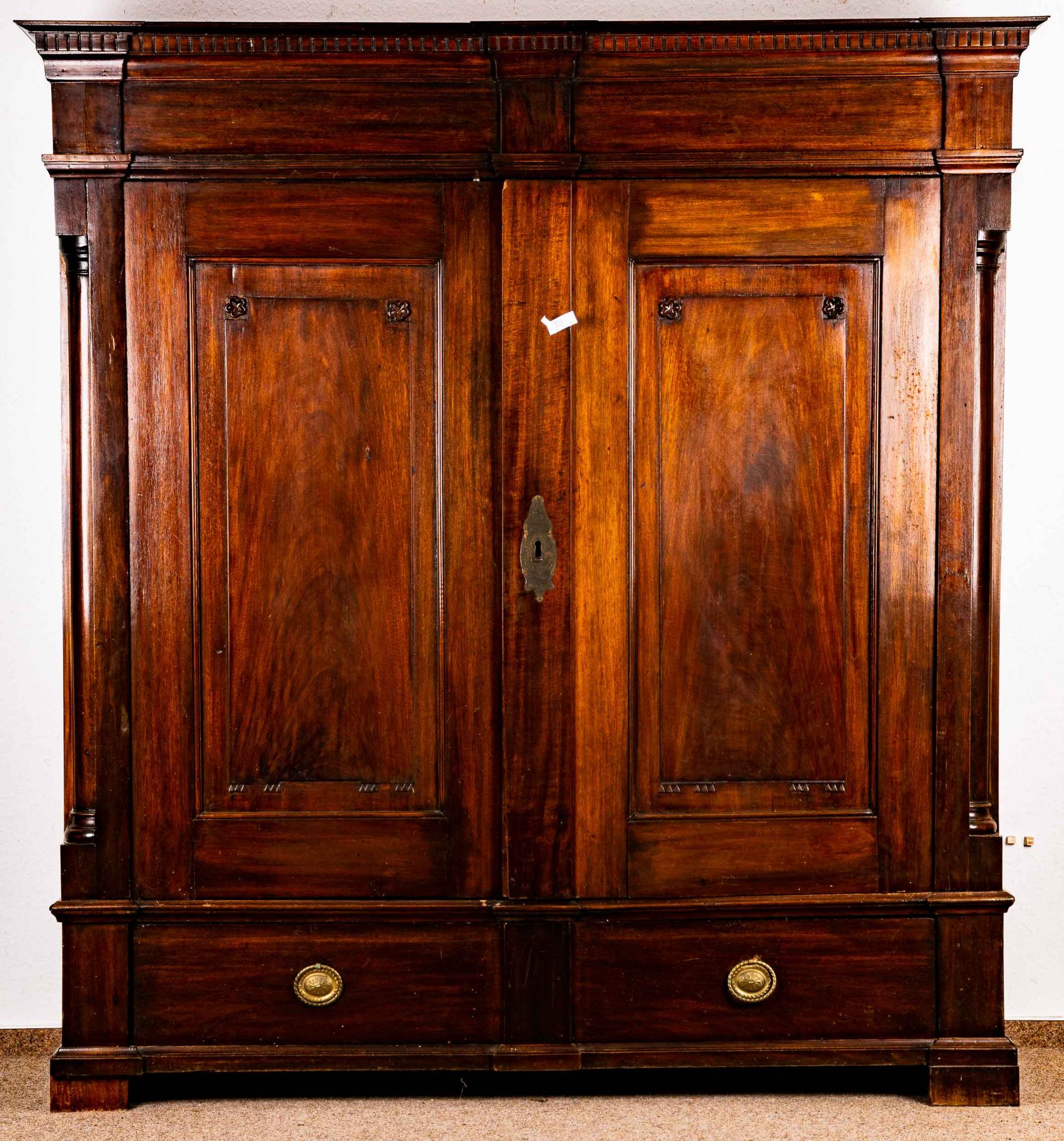 Klassischer Dielenschrank. Spätklassizistischer Kleiderschrank um 1800/ 20 ( no