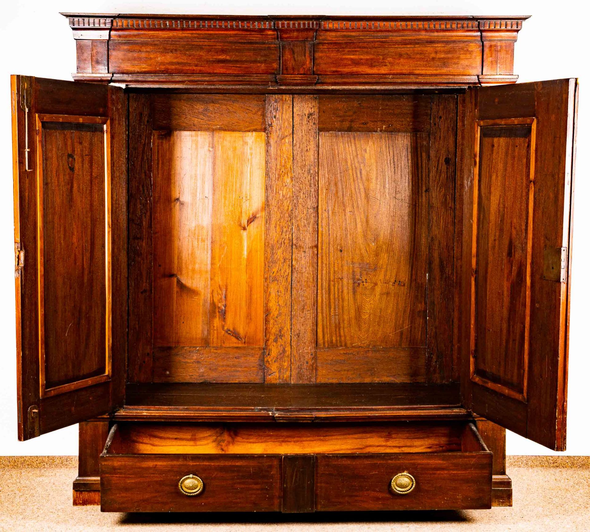 Klassischer Dielenschrank. Spätklassizistischer Kleiderschrank um 1800/ 20 ( no - Image 14 of 37