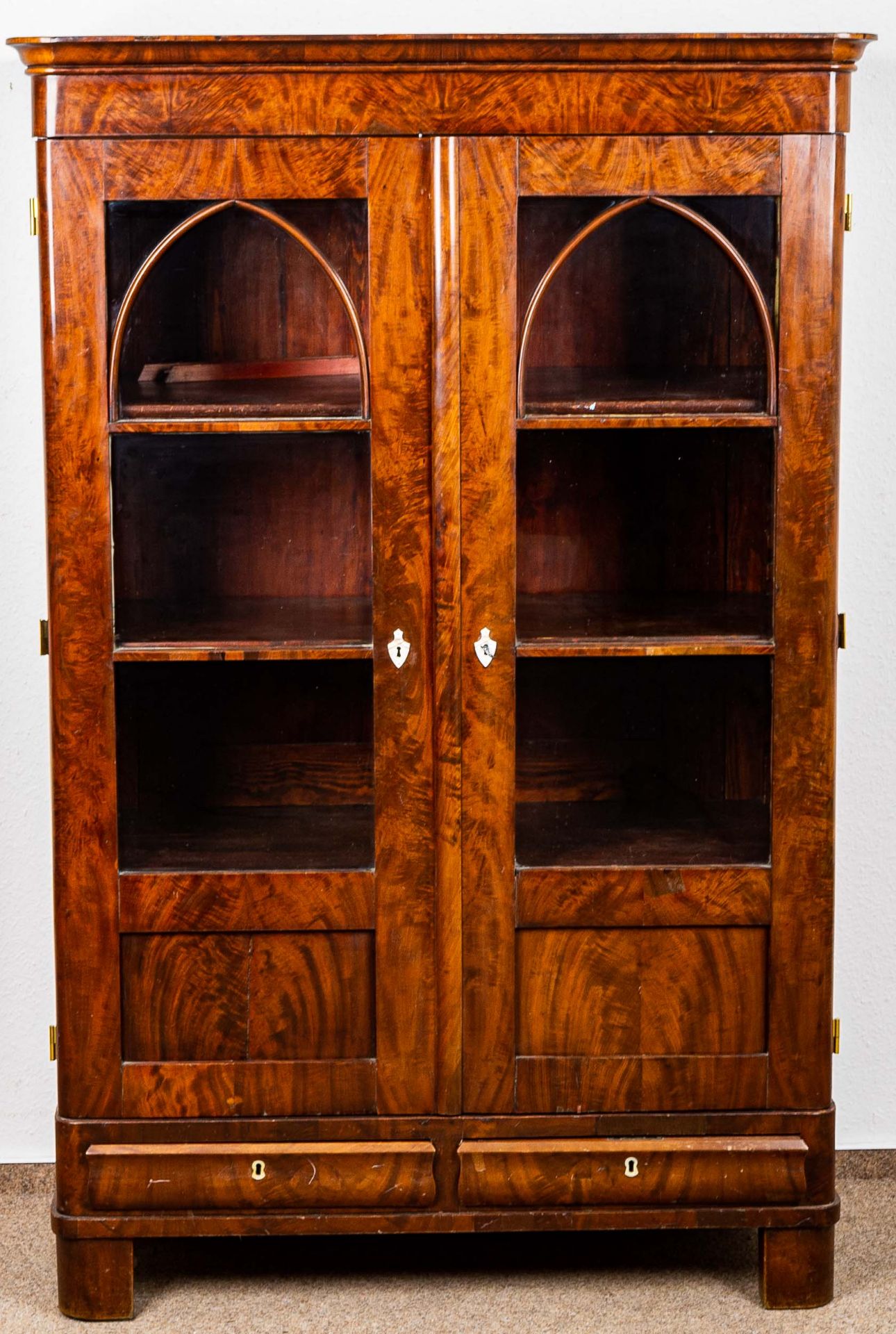 Antiker zweitüriger Bücherschrank, Biedermeier dt. um 1830/ 40. Mahagoni massiv