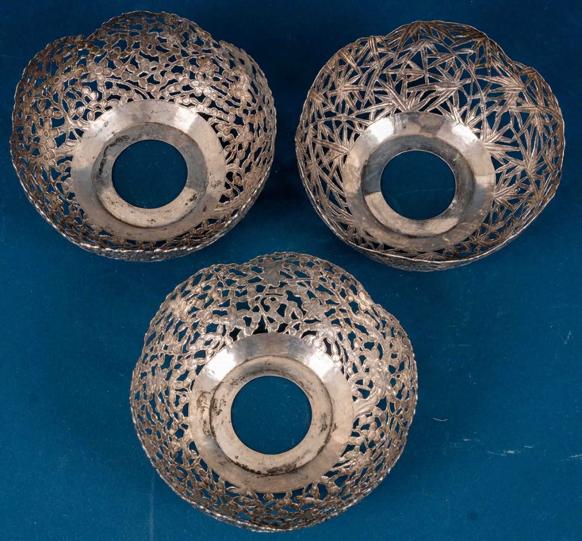 3 antike silberne Teeschalen - Monturen, 2 mit Blüten- & 1 x mit Bambusdekoren. - Image 2 of 13