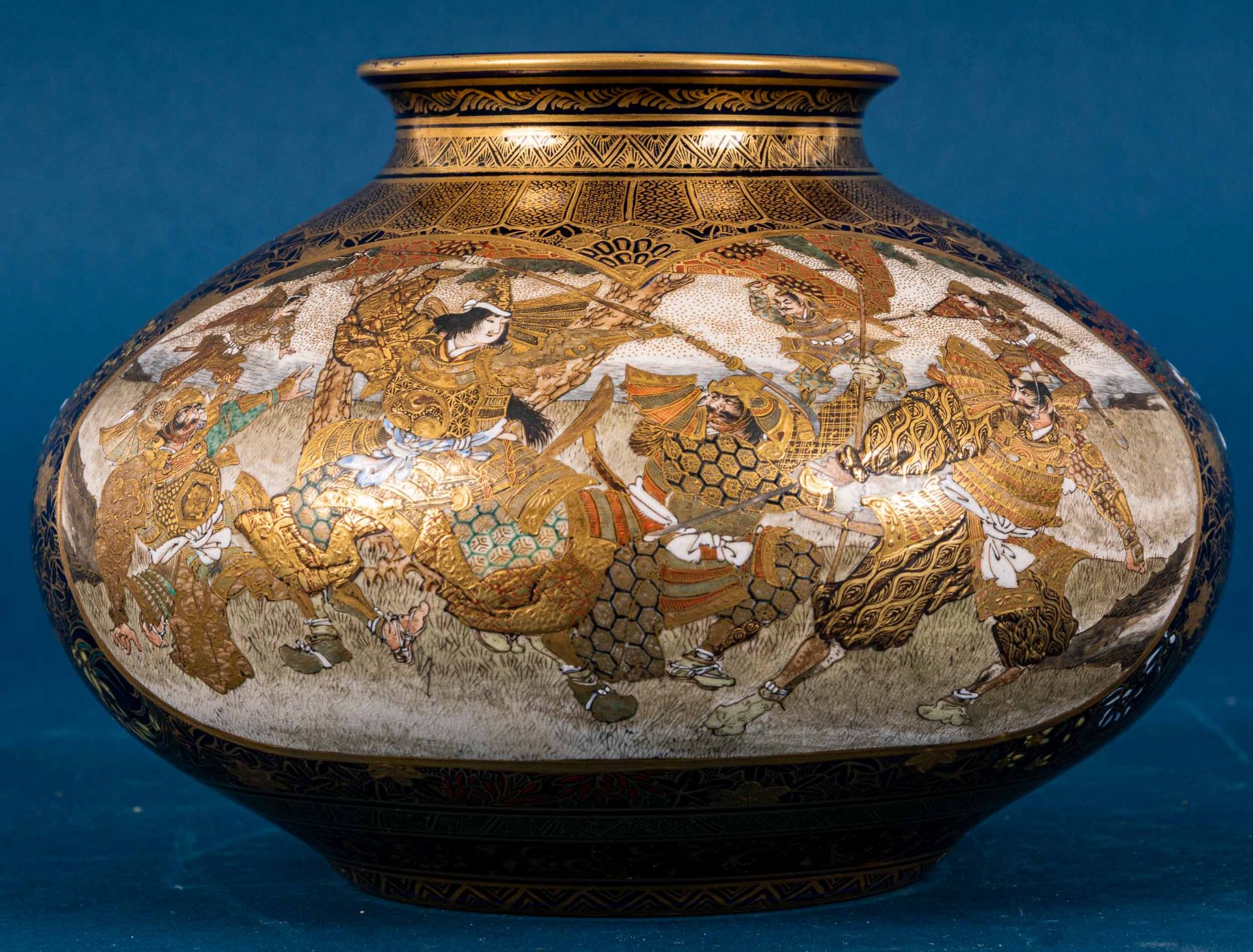 Antike Kinkozan - Irdenware um 1900; heller Scherben, kobaldblauer Fond, aufwän - Image 5 of 26