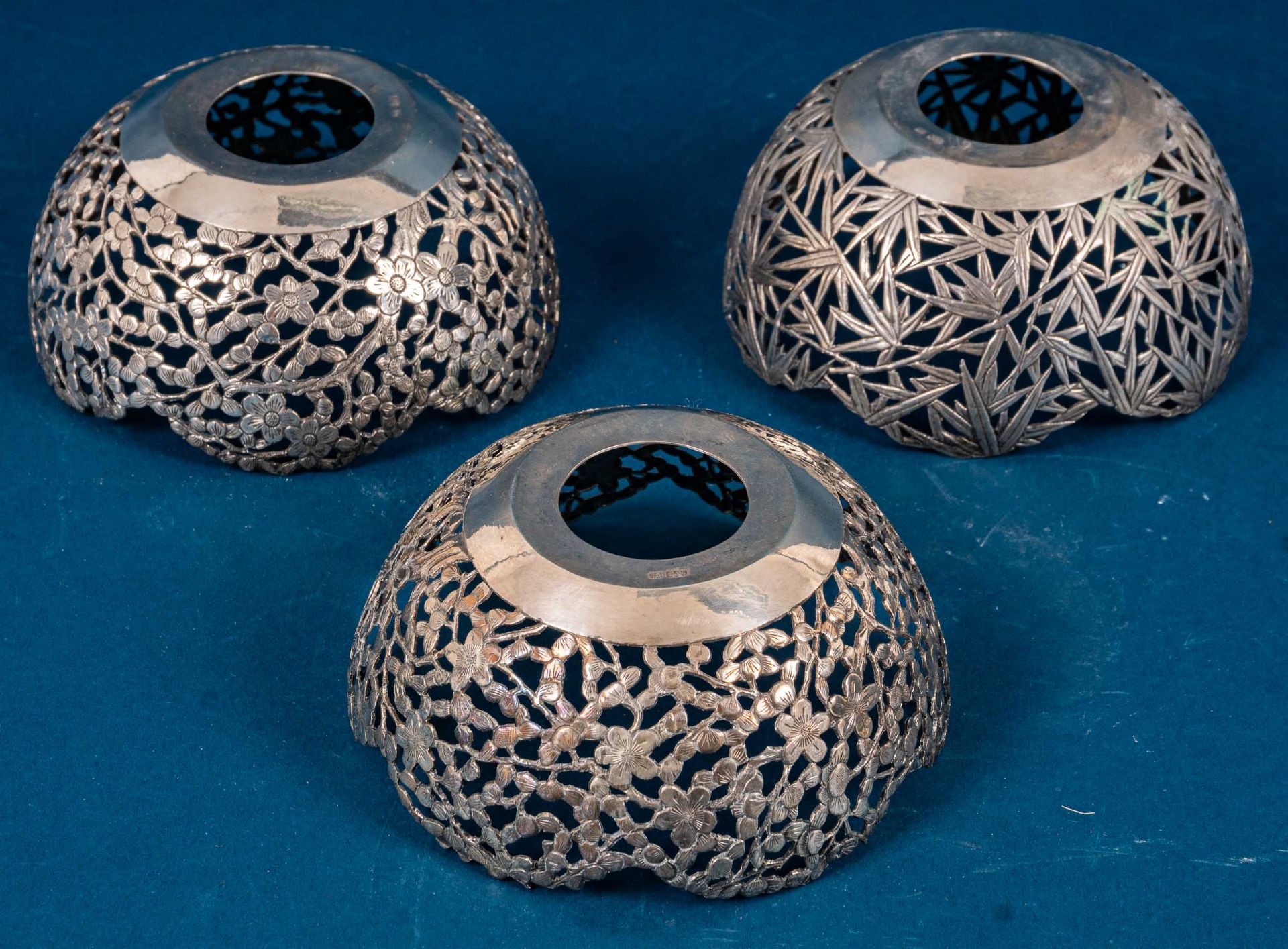 3 antike silberne Teeschalen - Monturen, 2 mit Blüten- & 1 x mit Bambusdekoren. - Image 6 of 13