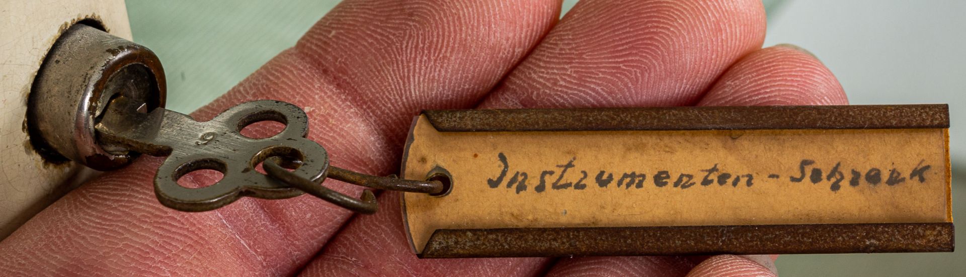 Alter Arztschrank, weißlackierter eintüriger Metallschrank mit aufklappbarem Fa - Image 11 of 11