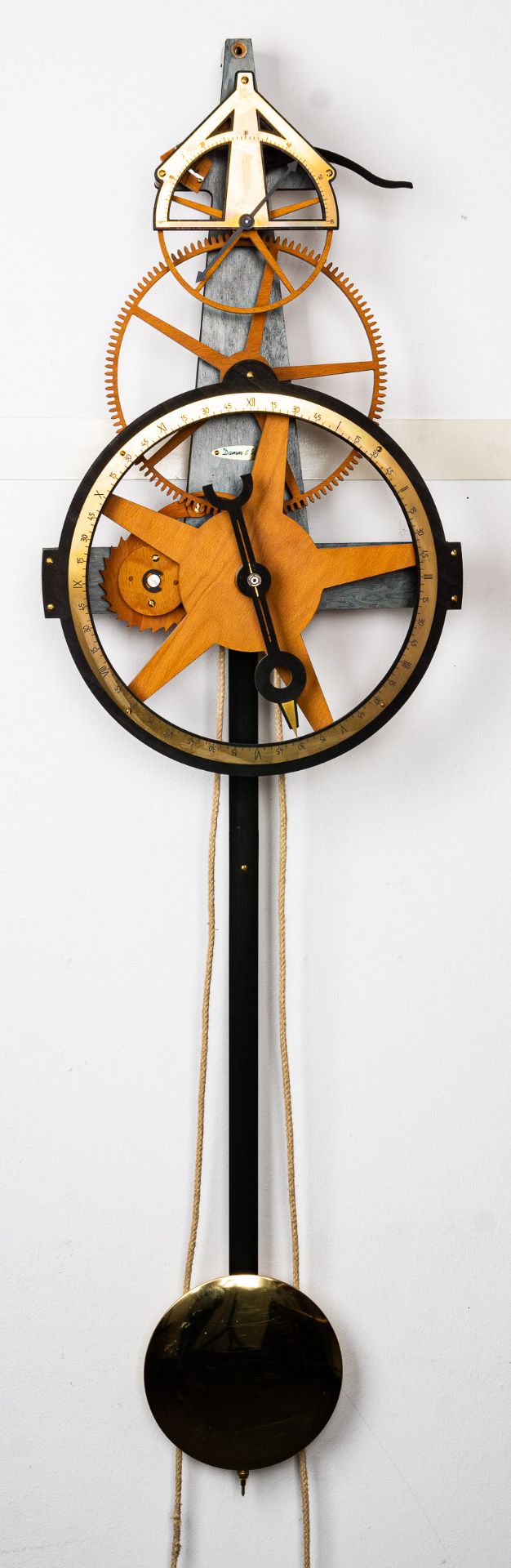 Hölzerne Wanduhr, 2 gewichtiges hölzernes Uhrwerk der Marke "Damm & Wolff", rüc