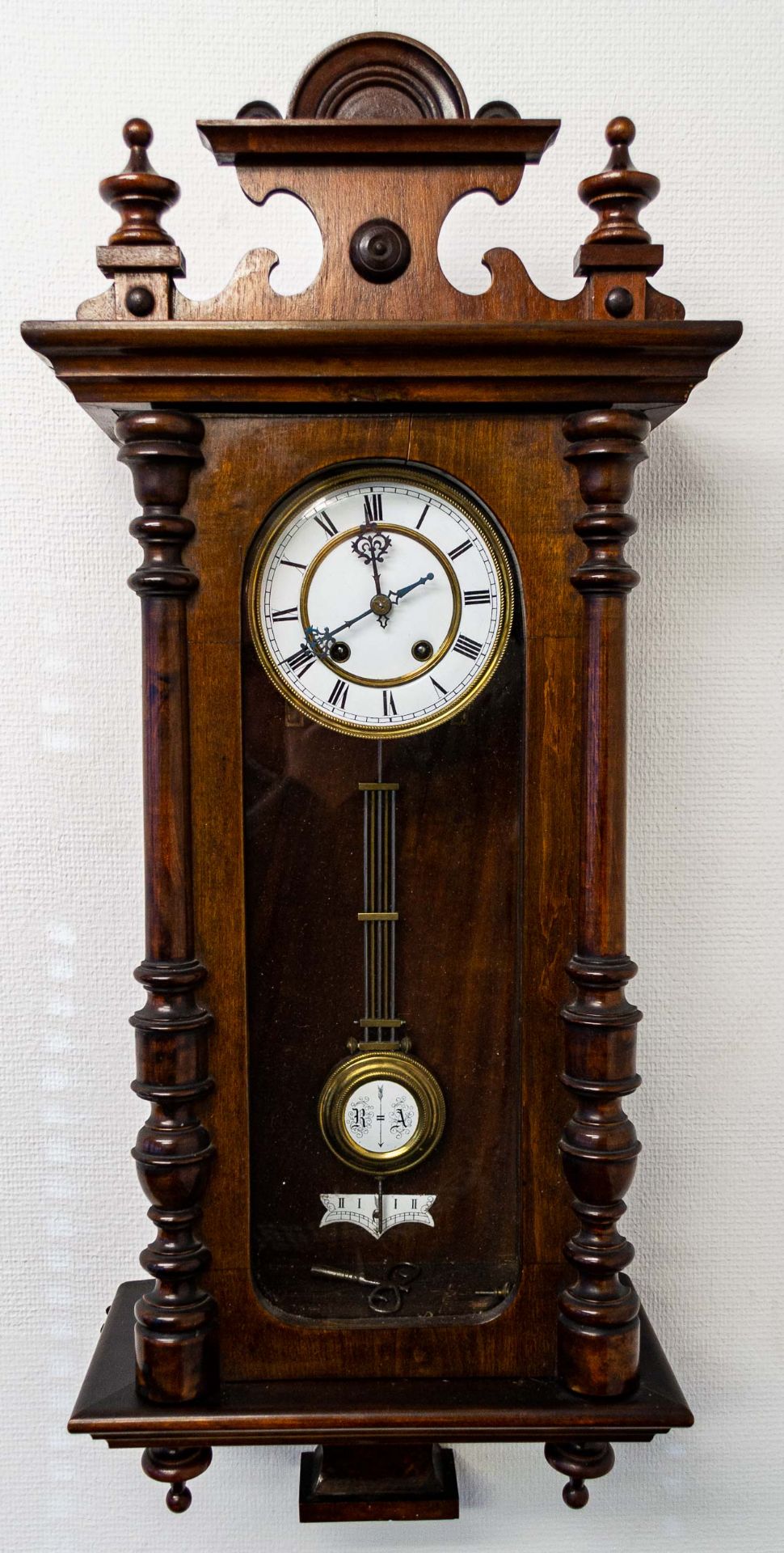 Antike Wanduhr, sogen. Regulator, Gehäuse in Nussbaum, Messingvollplatinenwerk;