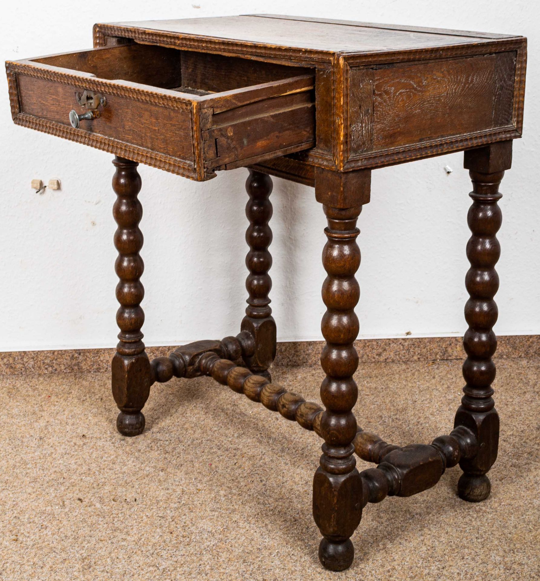 Niedriger rustikaler Tisch mit Schublade auf gedrechseltem Stand; Eiche massiv, - Image 4 of 14