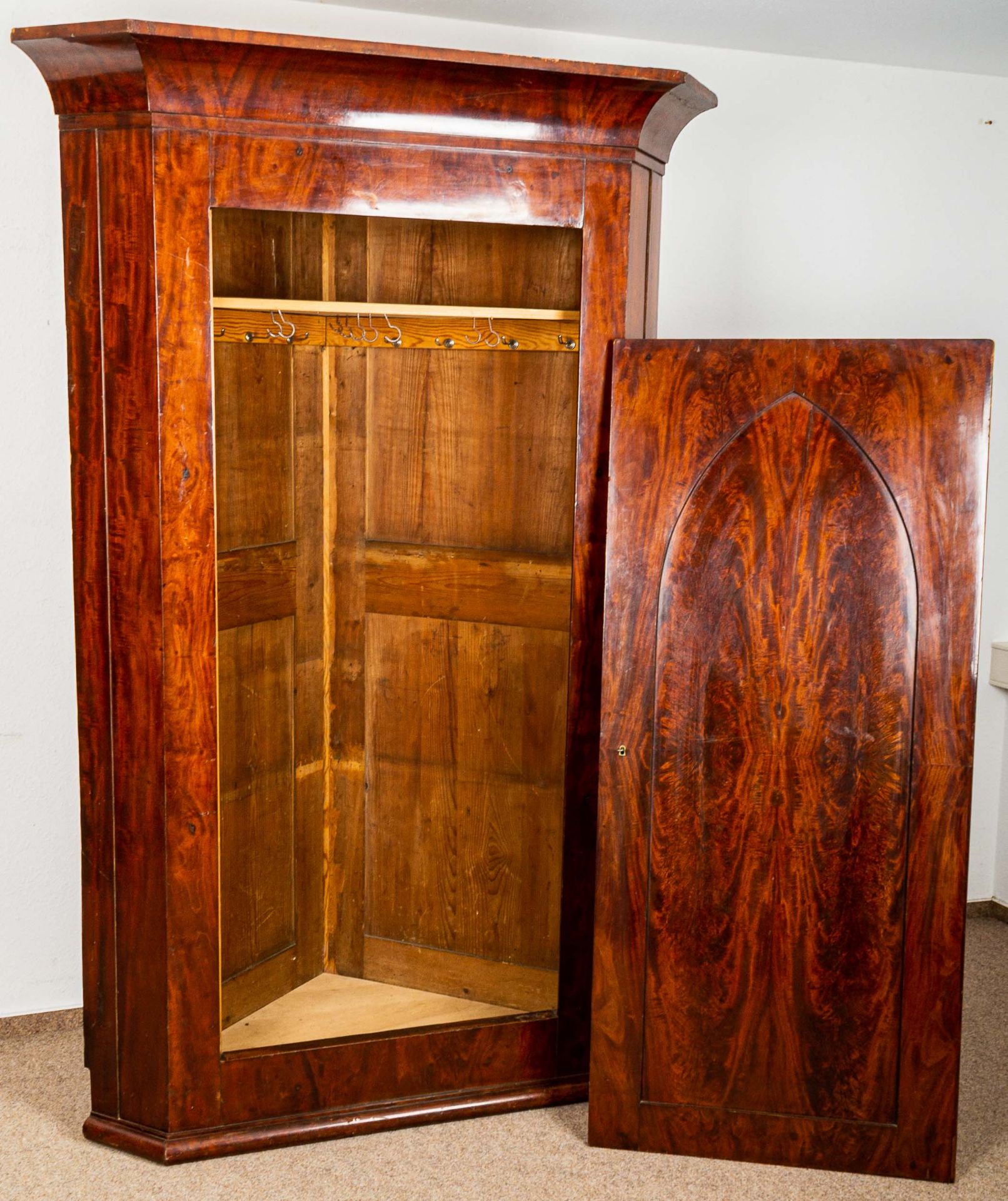 Antiker eintüriger Eckschrank, Biedermeier dt. um 1820/ 30; ausgesuchtes Mahago - Image 9 of 14