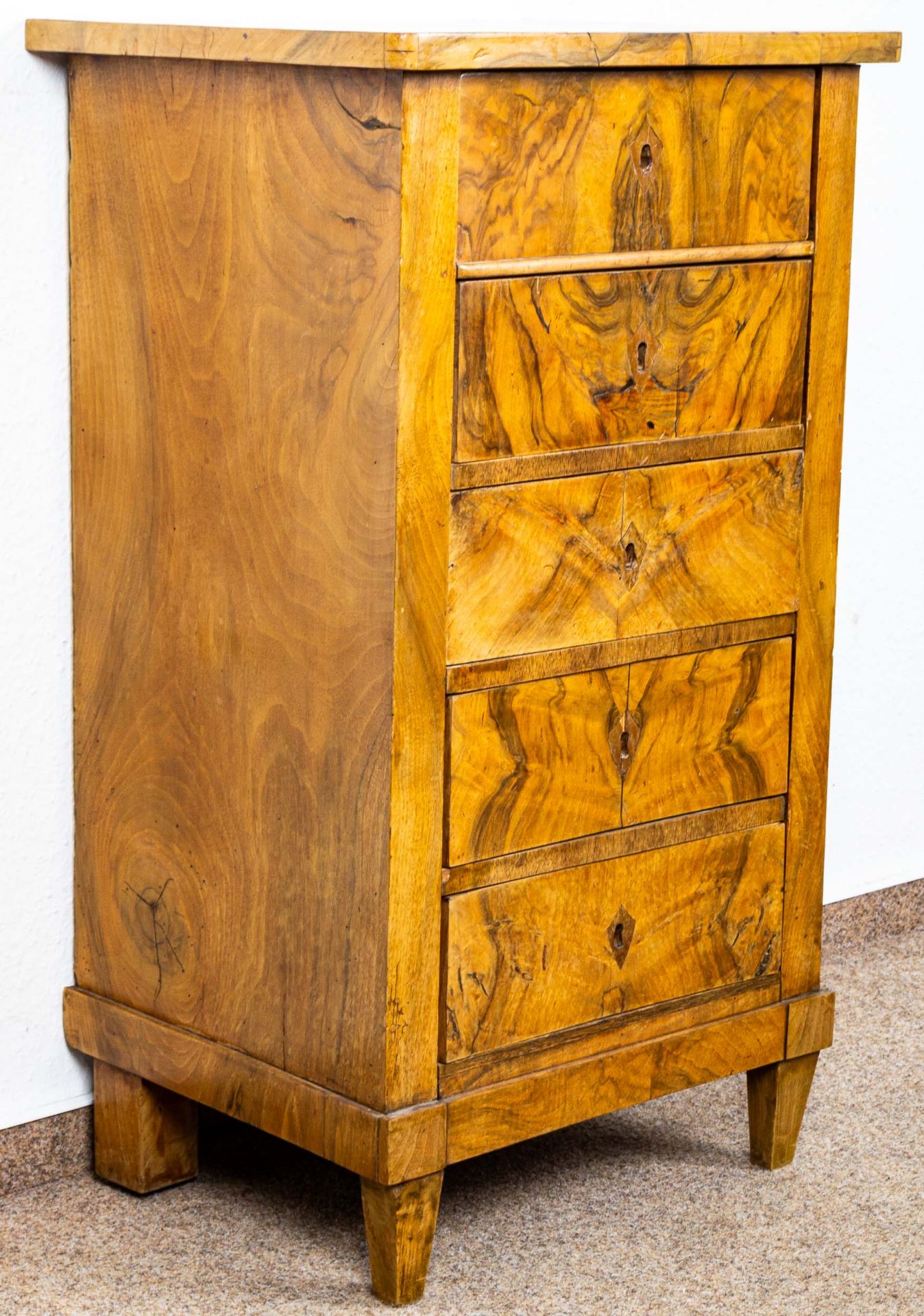 5 schübige Pfeilerkommode, Biedermeier 19. Jhdt., Nussbaum massiv u. furniert; - Image 3 of 11