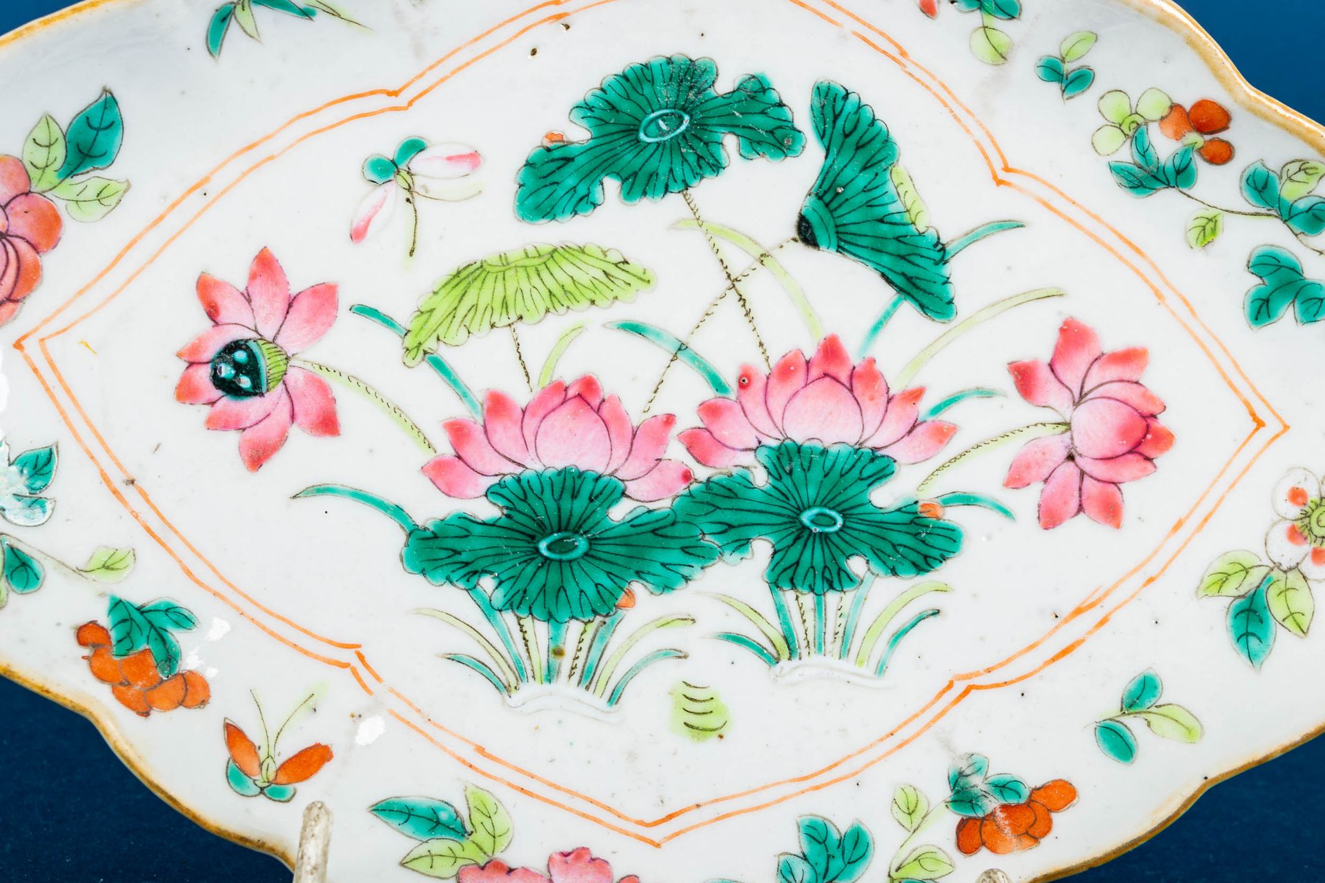 Ovale Fußschale, China 19. Jhdt, Qing - Dynastie; Weißporzellan mit polychromer - Image 11 of 11