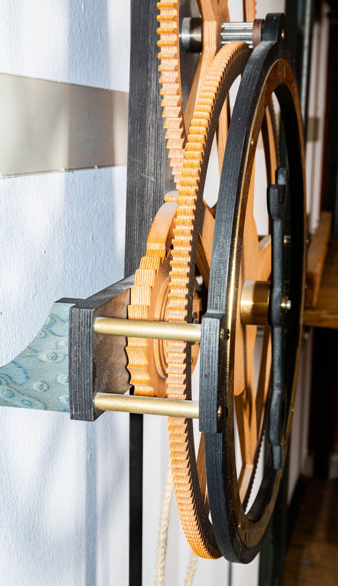 Hölzerne Wanduhr, 2 gewichtiges hölzernes Uhrwerk der Marke "Damm & Wolff", rüc - Bild 7 aus 12