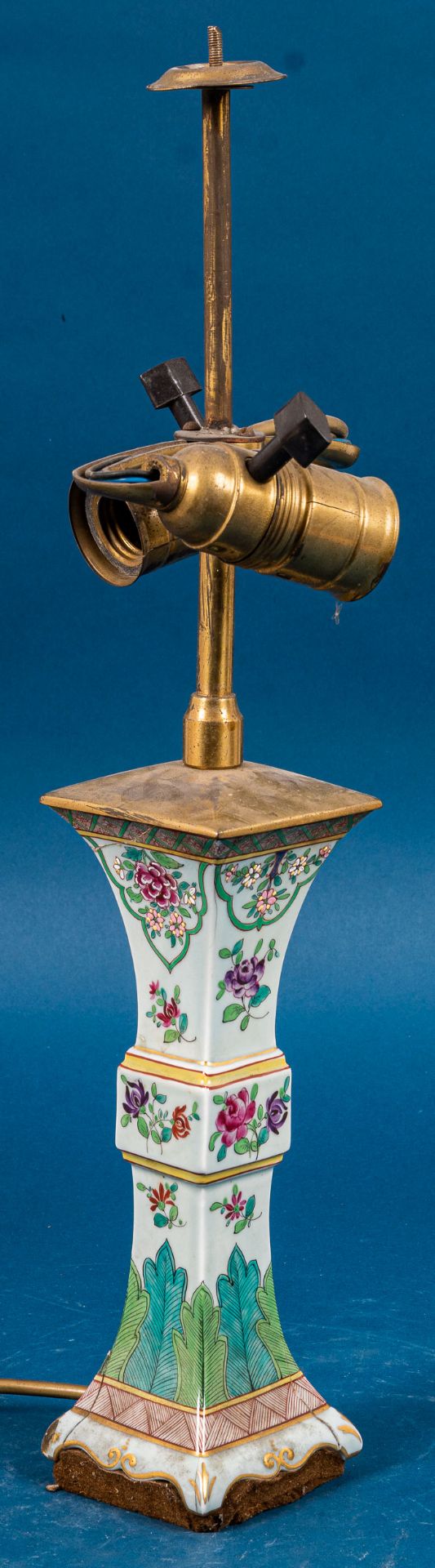 Antike Tischlampe, der vasenähnliche Fuß aus polychrom staffiertem, in Emaillef