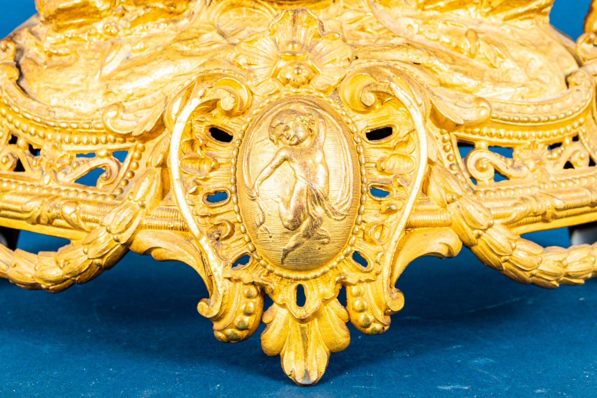 Antike Kaminuhr, vergoldetes Metallgussgehäuse mit figürlicher Bekrönung; ungep - Bild 4 aus 11