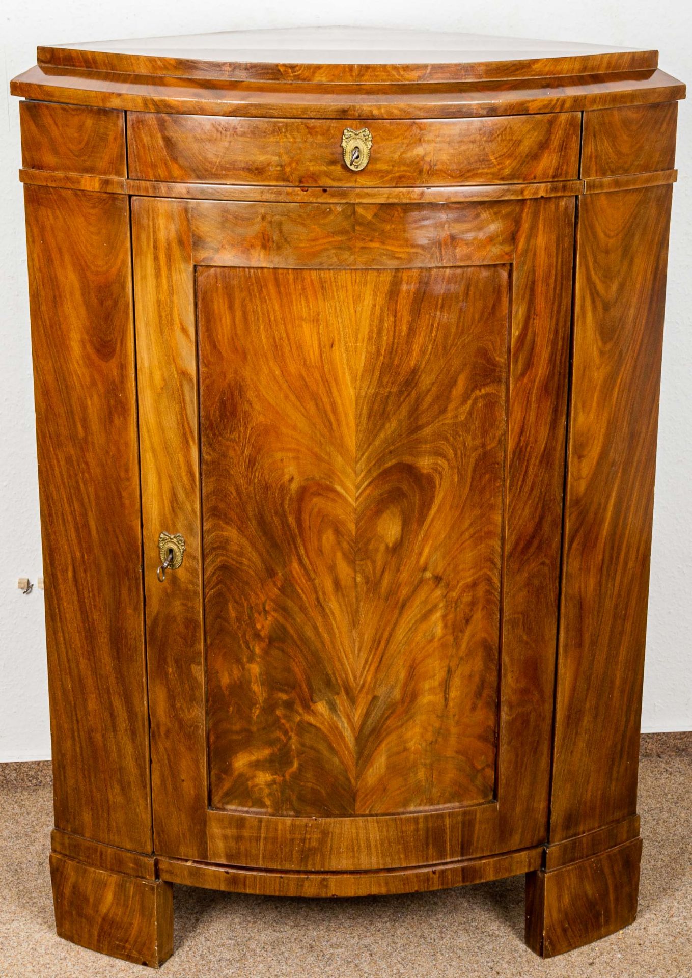 Antiker Eckschrank, norddt. Biedermeier um 1830. Viertelkreisförmiger Eckschran - Image 2 of 14