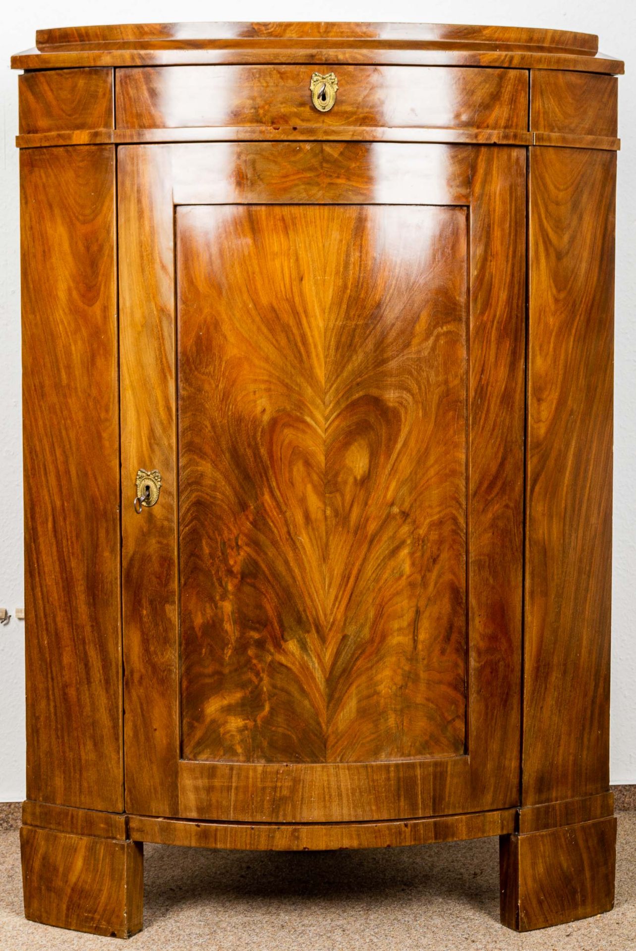 Antiker Eckschrank, norddt. Biedermeier um 1830. Viertelkreisförmiger Eckschran