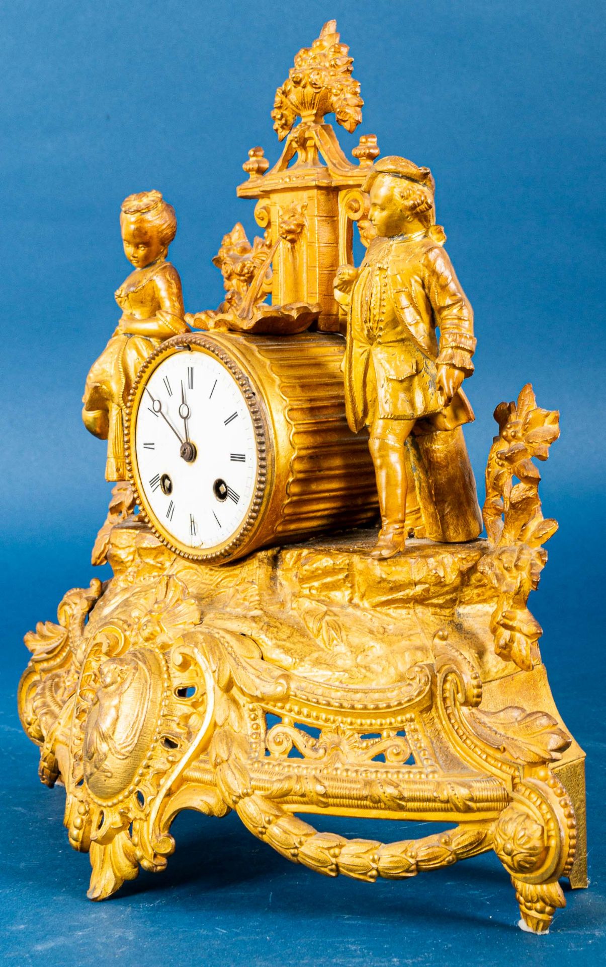 Antike Kaminuhr, vergoldetes Metallgussgehäuse mit figürlicher Bekrönung; ungep - Image 6 of 11