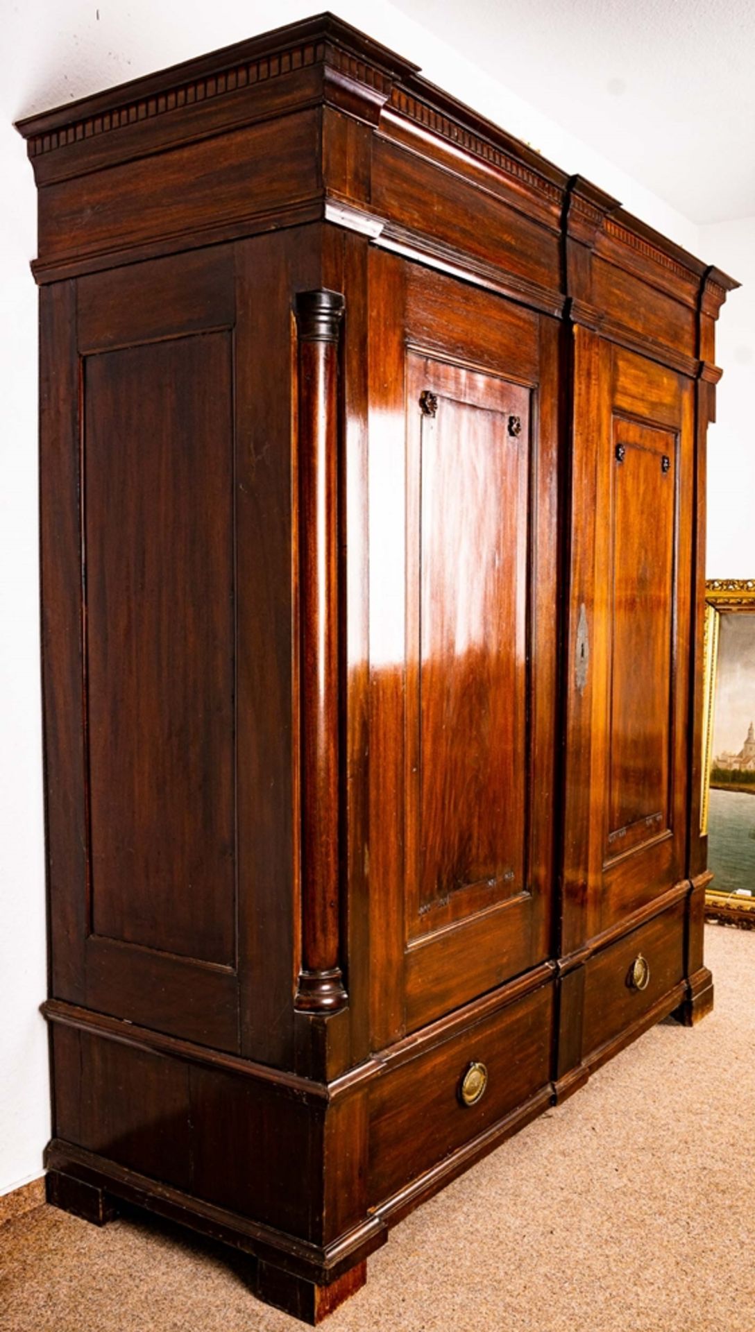 Klassischer Dielenschrank. Spätklassizistischer Kleiderschrank um 1800/ 20 ( no - Image 29 of 37