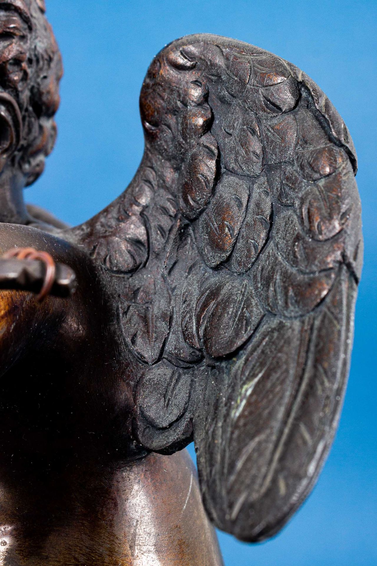 Kniender Amor ( Bronze) mit Pfeil und Bogen. Unsignierte Darstellung des den Pf - Image 10 of 13