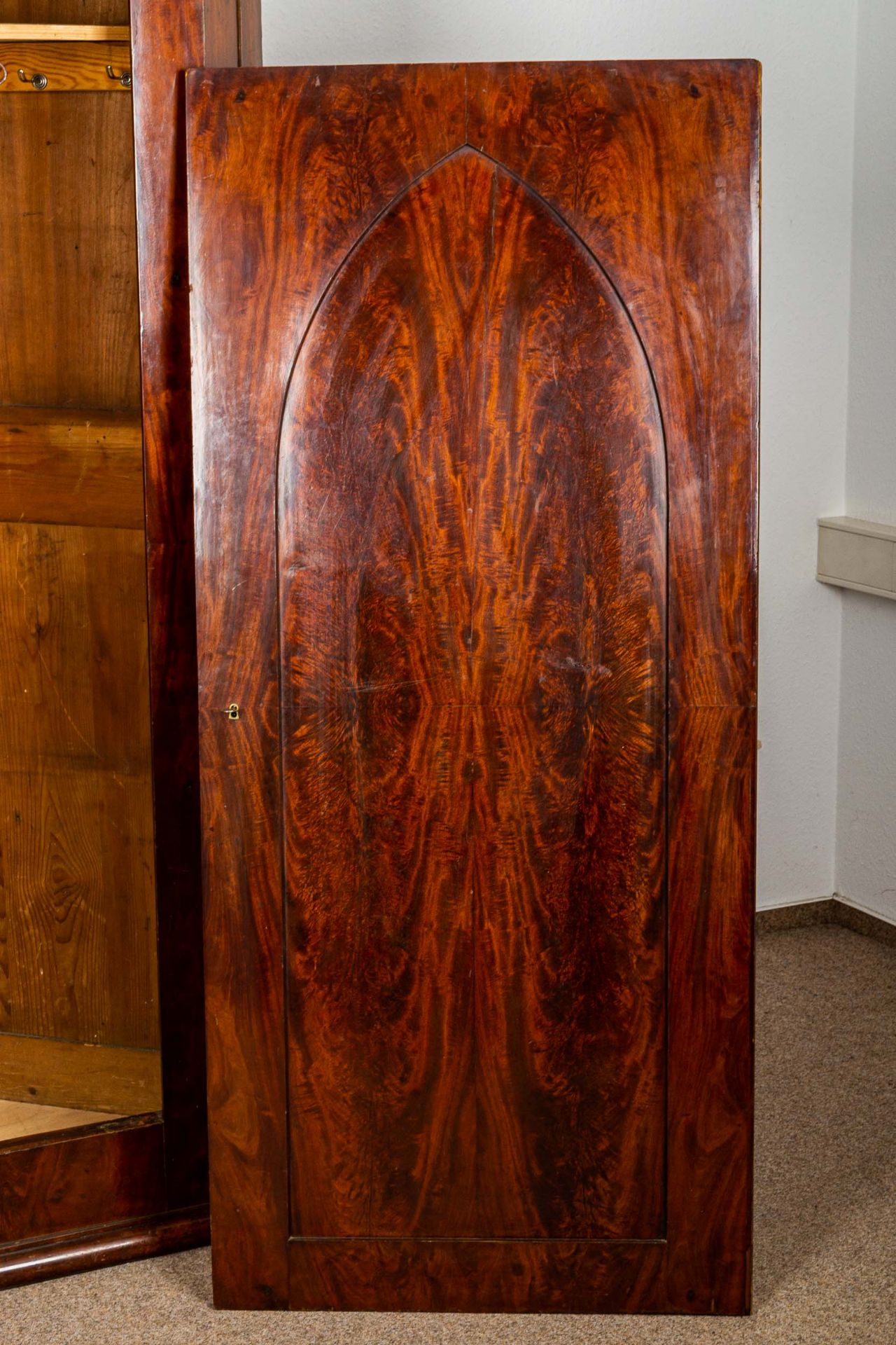 Antiker eintüriger Eckschrank, Biedermeier dt. um 1820/ 30; ausgesuchtes Mahago - Image 10 of 14