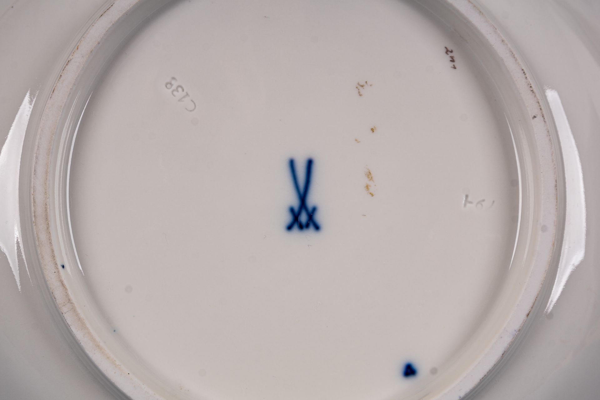Großer Prunkteller, Meissen 1. Wahl, Weißporzellan mit kobaldblauen Feldern, de - Image 7 of 8